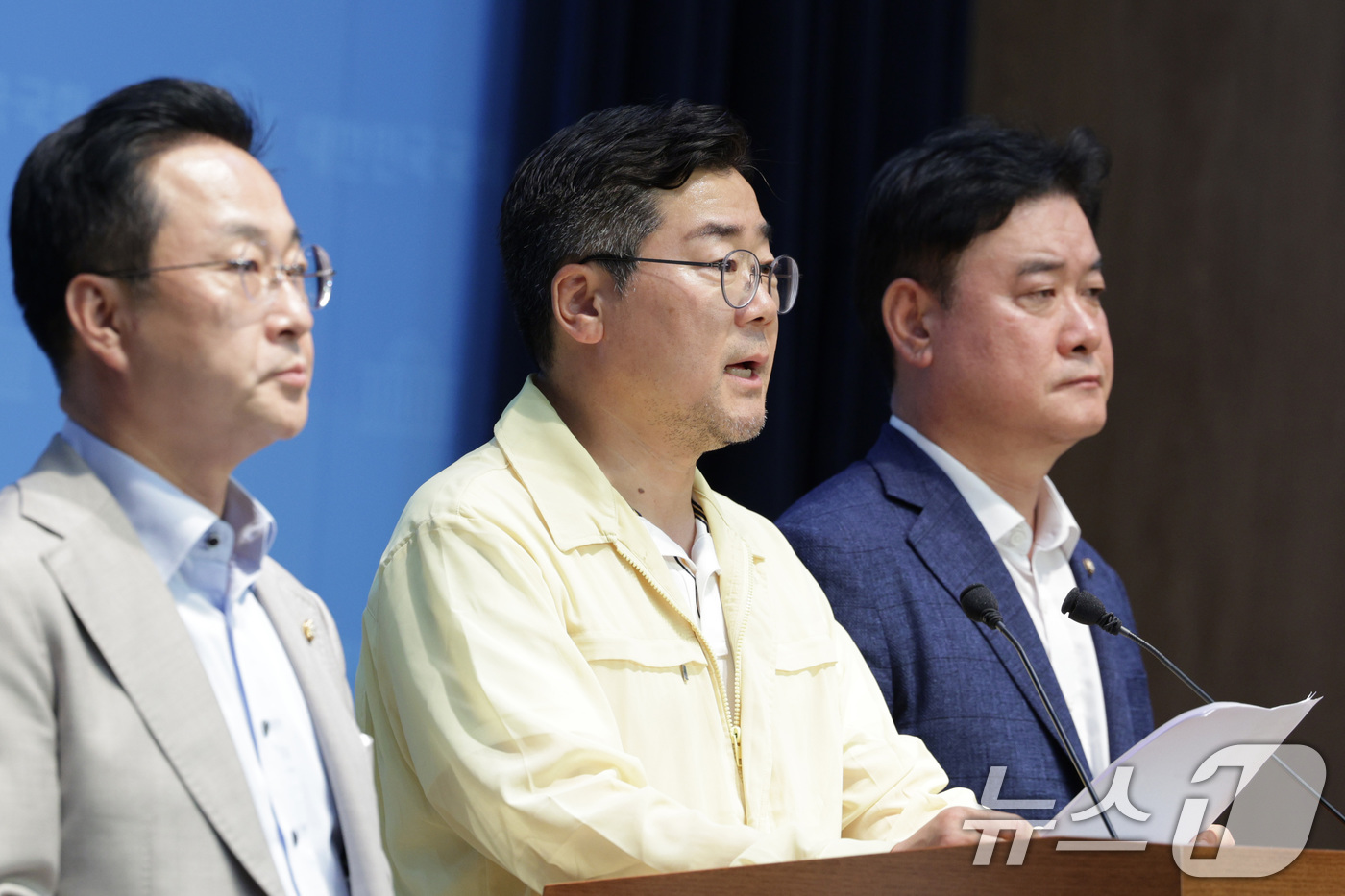 (서울=뉴스1) 신웅수 기자 = 박찬대 더불어민주당 당대표 후보(가운데)가 28일 오후 서울 여의도 소통관에서 현안 관련 기자회견을 하고 있다. 2025.7.28/뉴스1