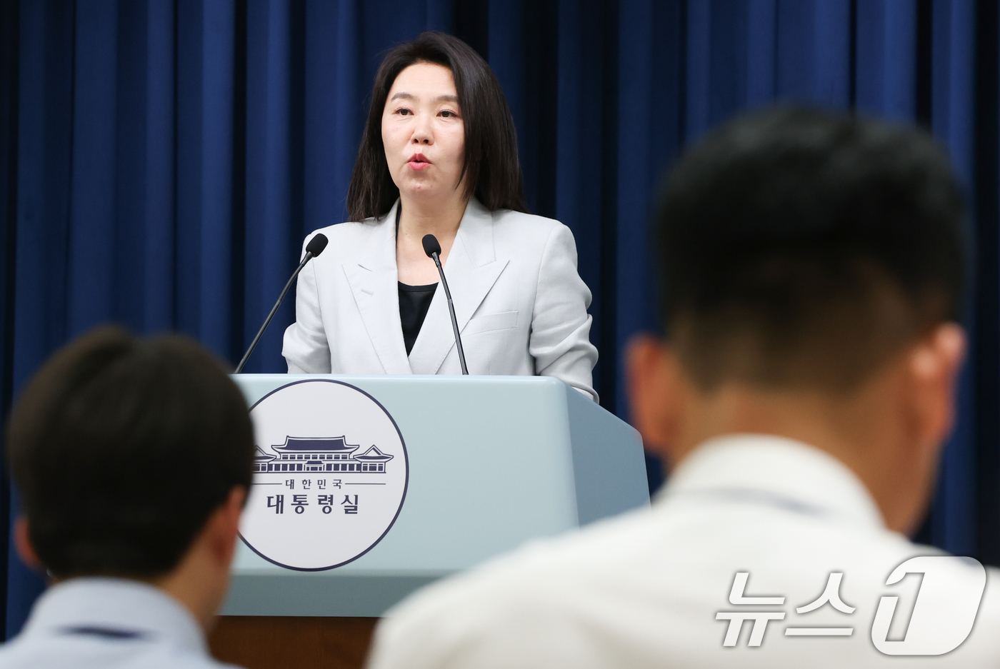 (서울=뉴스1) 허경 기자 = 강유정 대통령실 대변인이 28일 서울 용산 대통령실 청사에서 임명장 수여식 및 비서실장 주재 수석보좌관 회의 관련 브리핑을 하고 있다. 2025.7. …