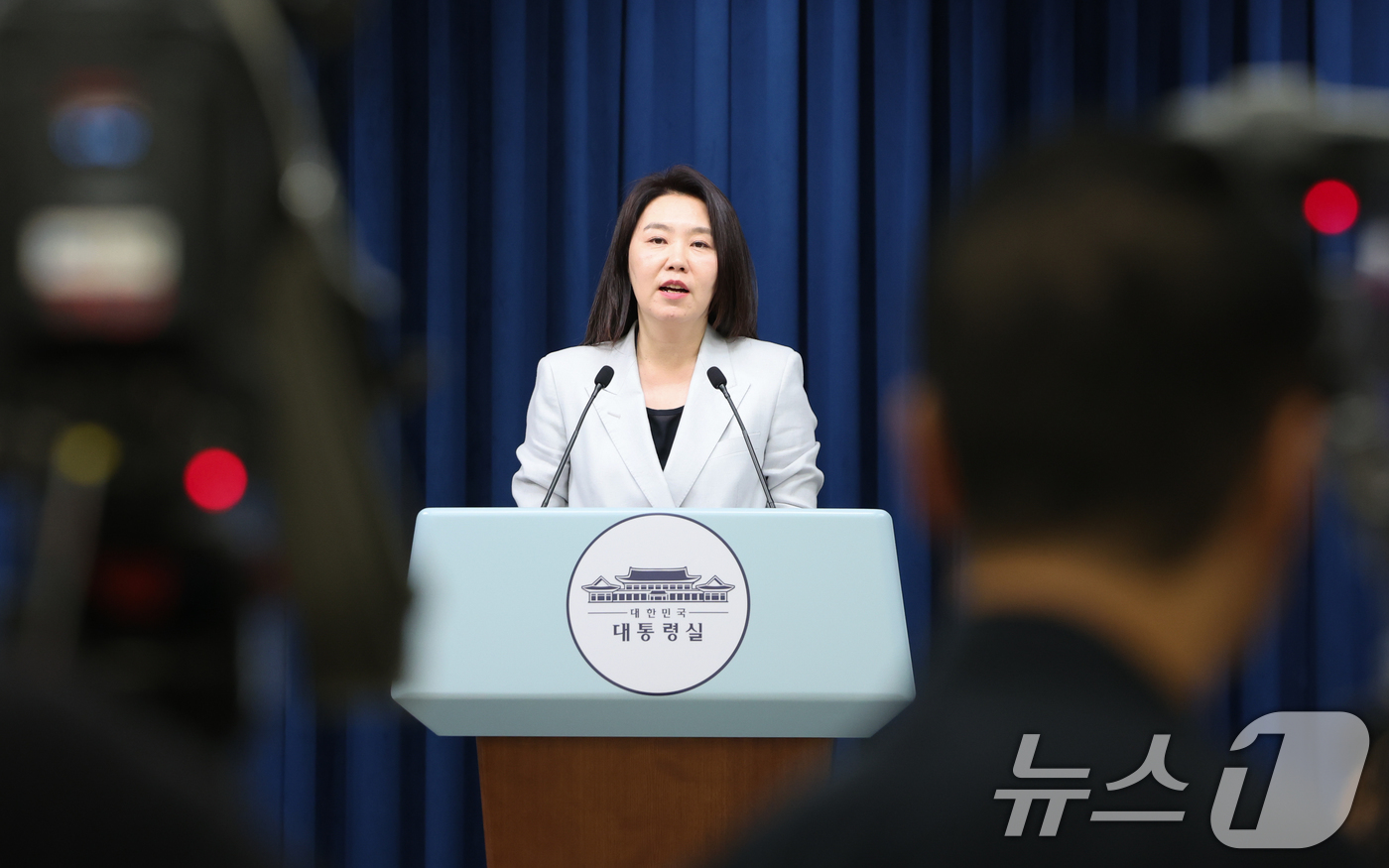 (서울=뉴스1) 허경 기자 = 강유정 대통령실 대변인이 28일 서울 용산 대통령실 청사에서 임명장 수여식 및 비서실장 주재 수석보좌관 회의 관련 브리핑을 하고 있다. 2025.7. …