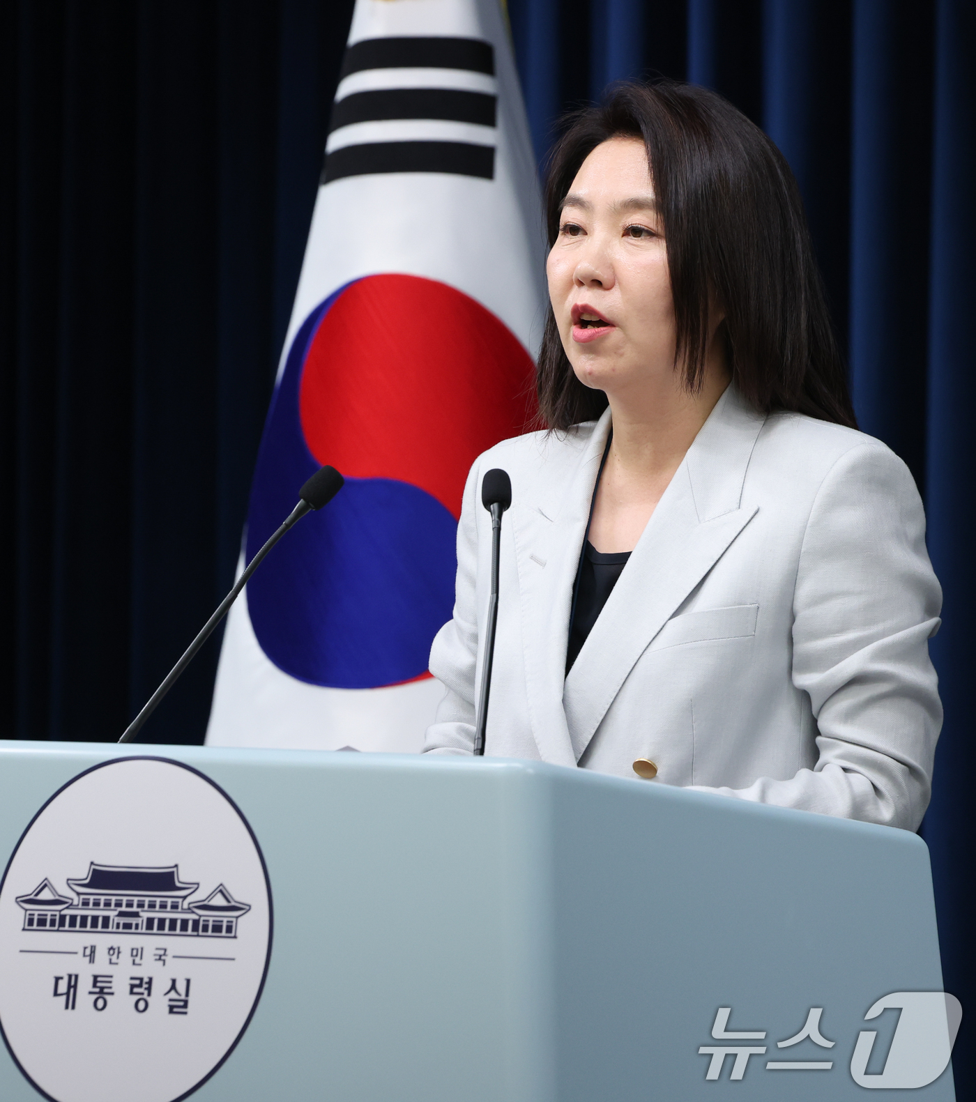 (서울=뉴스1) 허경 기자 = 강유정 대통령실 대변인이 28일 서울 용산 대통령실 청사에서 임명장 수여식 및 비서실장 주재 수석보좌관 회의 관련 브리핑을 하고 있다. 2025.7. …