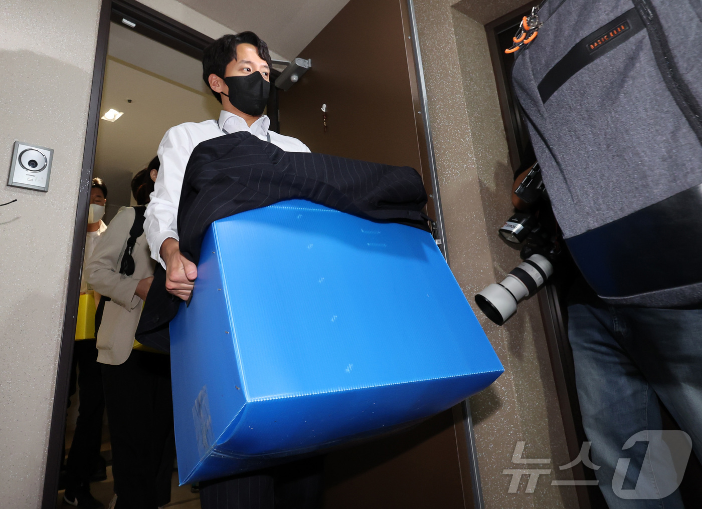 (서울=뉴스1) 박정호 기자 = 김건희 여사 관련 각종 의혹을 수사하는 김건희 특검팀(특별검사 민중기)이 28일 서울 노원구 상계동 이준석 개혁신당 대표 자택에서 압수수색을 마친 …