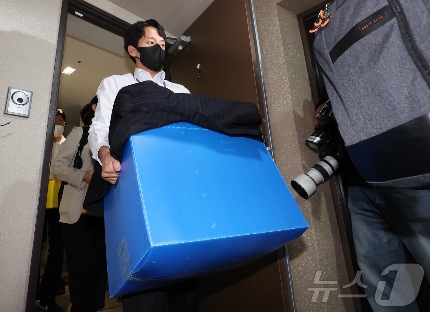 본문 이미지 - 김건희 여사 관련 각종 의혹을 수사하는 김건희 특검팀&#40;특별검사 민중기&#41;이 28일 서울 노원구 상계동 이준석 개혁신당 대표 자택에서 압수수색을 마친 뒤 압수품을 옮기고 있다. &#40;공동취재&#41; 2025.7.28/뉴스1 ⓒ News1 박정호 기자
