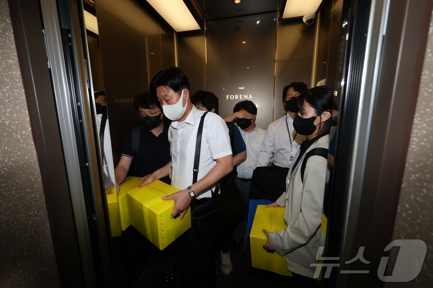 (서울=뉴스1) 박정호 기자 = 김건희 여사의 의혹들을 수사하는 민중기 특별검사팀 관계자들이 27일 서울 노원구 개혁신당 이준석 당대표 자택 압수수색을 마치고 차량으로 상자를 옮기 …