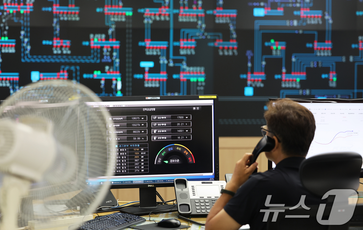 (수원=뉴스1) 김영운 기자 = 폭염이 이어지며 전력 수요가 급증하고 있는 28일 오후 경기 수원시 영통구 한국전력공사 경기본부 전력관리처 계통운영센터에서 관계자들이 전력수급상황을 …