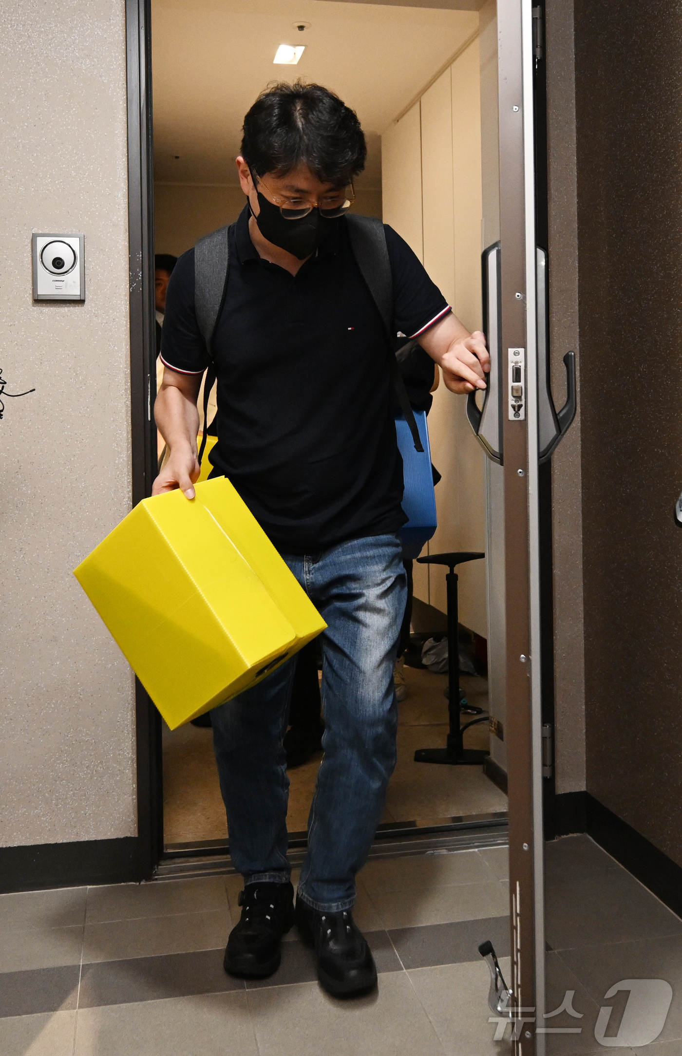 (서울=뉴스1) 박정호 기자 = 김건희 여사 관련 각종 의혹을 수사하는 김건희 특검팀(특별검사 민중기)이 28일 서울 노원구 상계동 이준석 개혁신당 대표 자택에서 압수수색을 마친 …