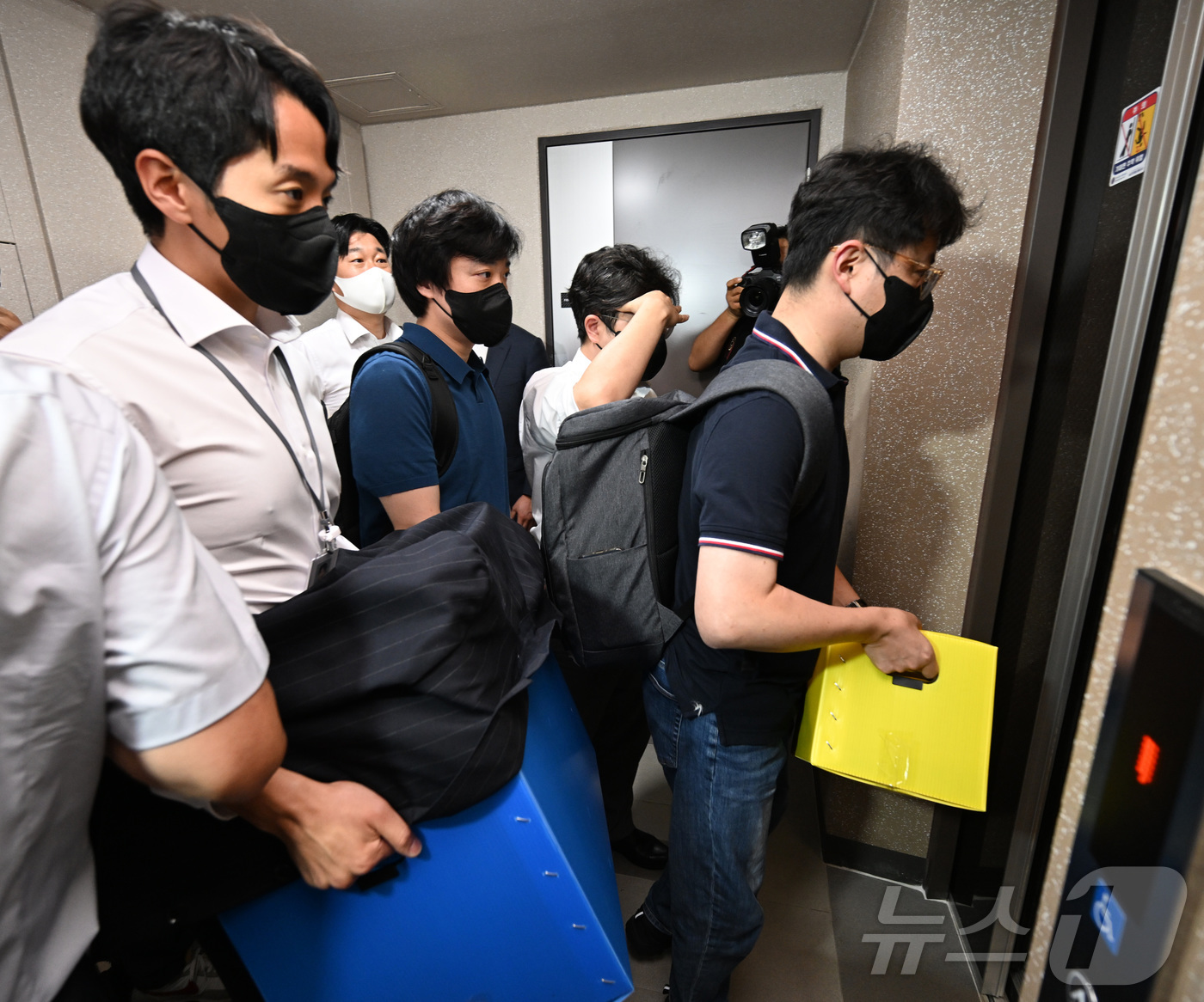 (서울=뉴스1) 박정호 기자 = 김건희 여사 관련 각종 의혹을 수사하는 김건희 특검팀(특별검사 민중기)이 28일 서울 노원구 상계동 이준석 개혁신당 대표 자택에서 압수수색을 마친 …