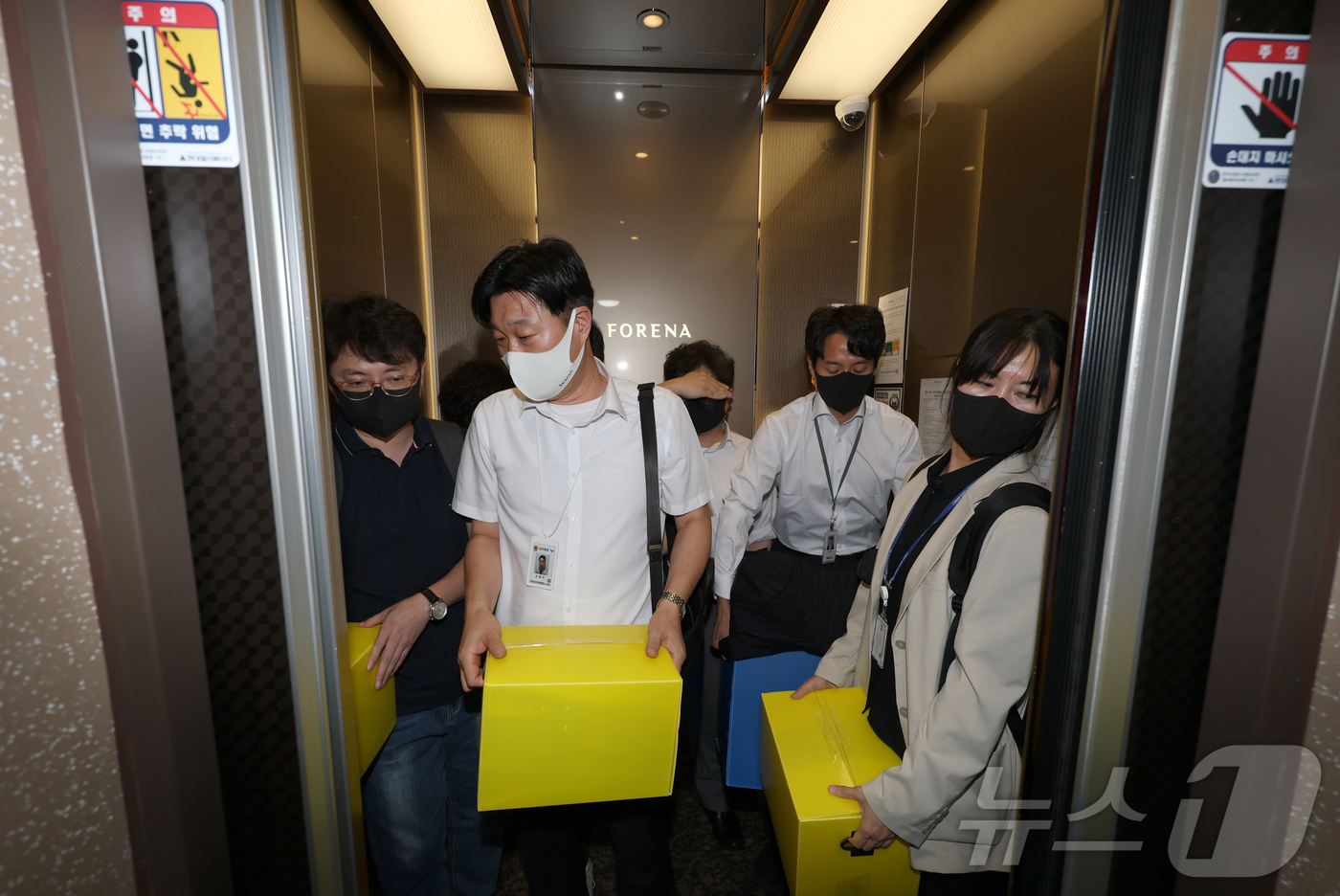 (서울=뉴스1) 박정호 기자 = 김건희 특검팀(특별검사 민중기)이 28일 오후 서울 노원구에 위치한 이준석 개혁신당 대표 자택에 대한 압수수색을 마치고 돌아가고 있다. (공동취재) …