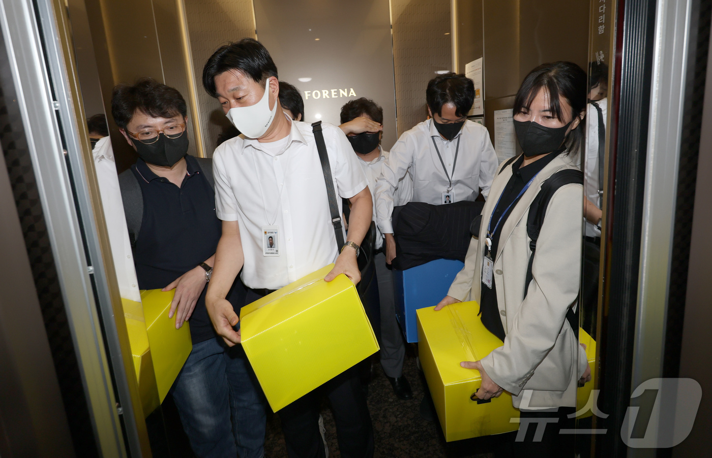 (서울=뉴스1) 박정호 기자 = 김건희 특검팀(특별검사 민중기)이 28일 오후 서울 노원구에 위치한 이준석 개혁신당 대표 자택에 대한 압수수색을 마치고 돌아가고 있다. (공동취재) …