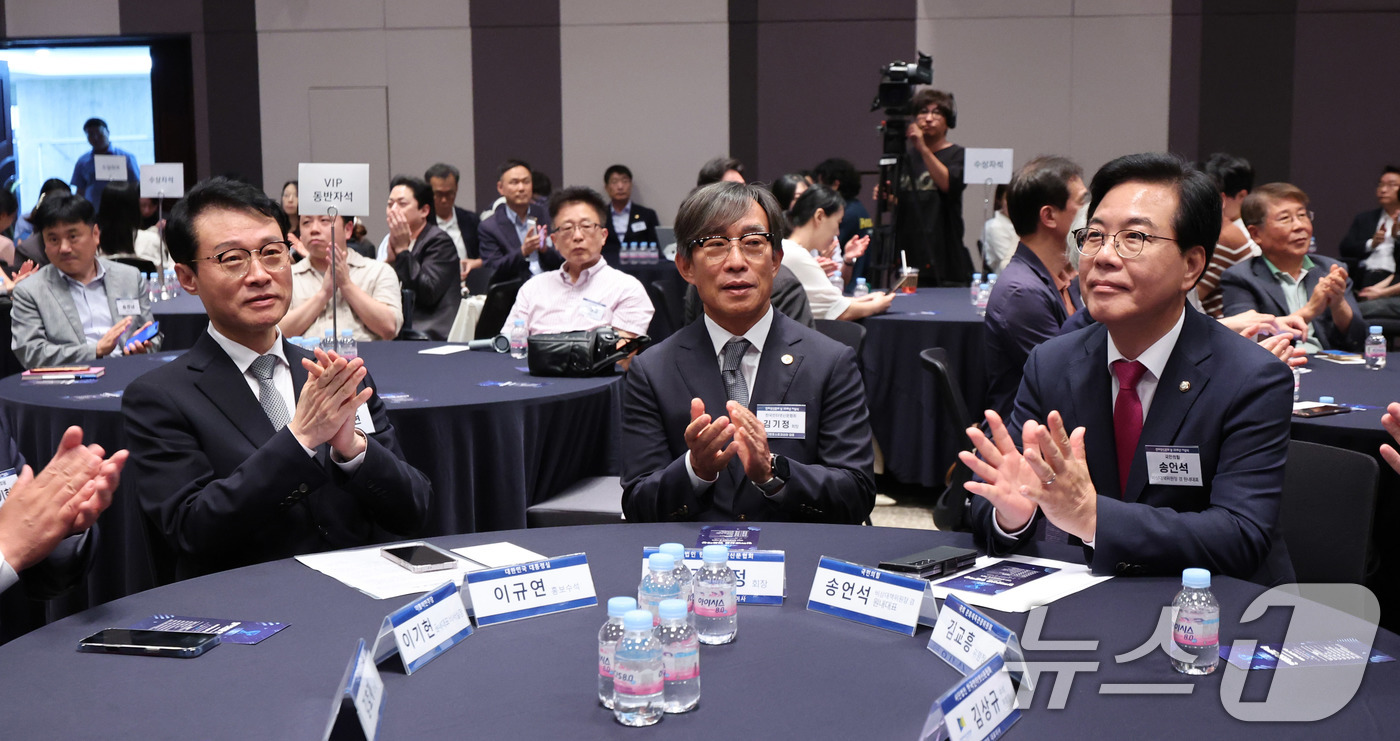 (서울=뉴스1) 박지혜 기자 = 이규연 대통령실 홍보수석(왼쪽부터), 김기정 한국인터넷신문협회 회장, 송언석 국민의힘 비대위원장이 28일 서울 중구 프레스센터에서 열린 2025 인 …