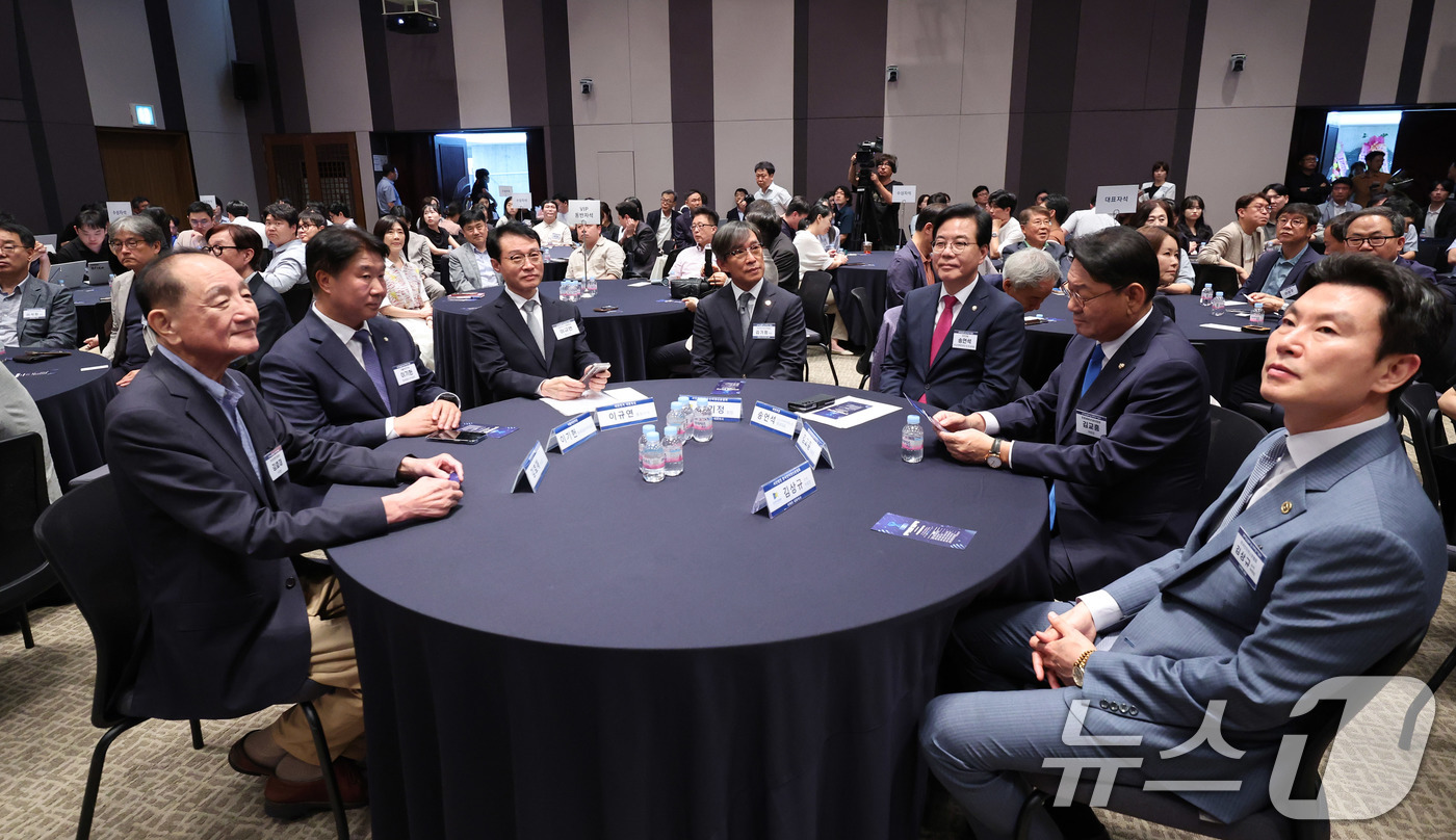 (서울=뉴스1) 박지혜 기자 = 송언석 국민의힘 비상대책위원장과 이규연 대통령실 홍보수석 등이 28일 서울 중구 프레스센터에서 열린 2025 인터넷 신문의날 기념식에 참석하고 있다 …