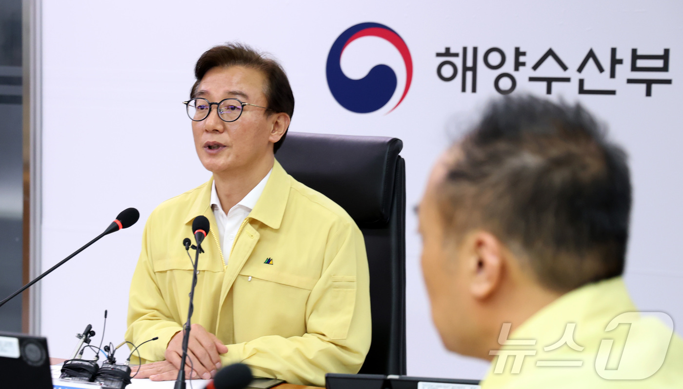 (세종=뉴스1) 김기남 기자 = 전재수 해양수산부 장관이 28일 오후 세종시 정부세종청사 해수부 종합상황실에서 열린 해양수산 재난안전 관계관 회의를 주재하며 발언하고 있다. 202 …