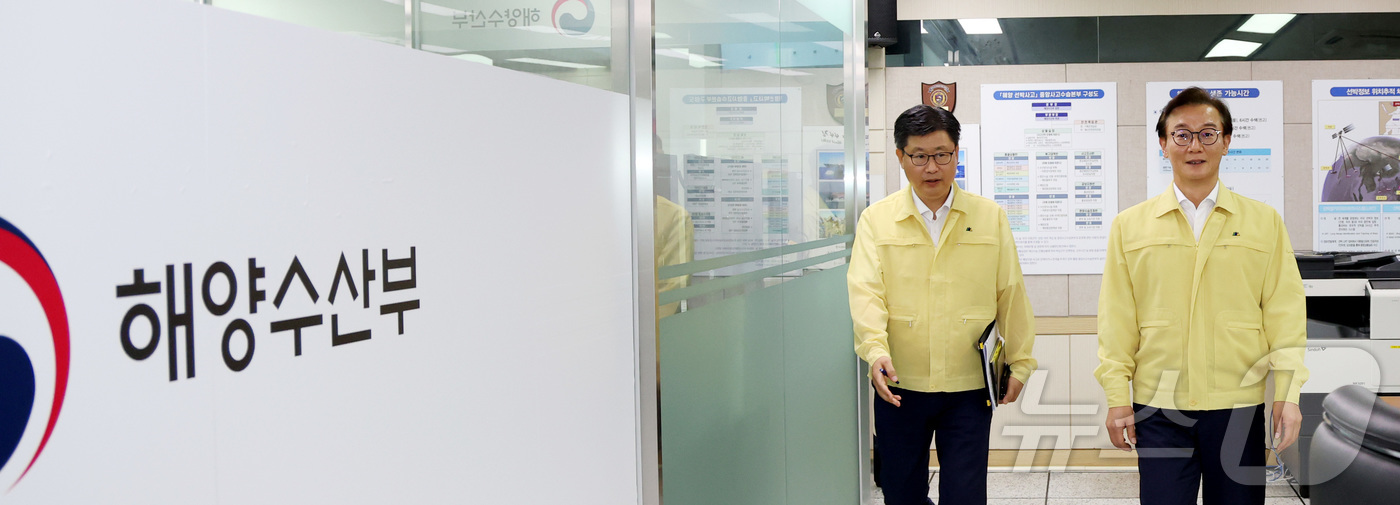 (세종=뉴스1) 김기남 기자 = 전재수 해양수산부 장관이 28일 오후 세종시 정부세종청사 해수부 종합상황실에서 열린 해양수산 재난안전 관계관 회의에 참석하고 있다. 2025.7.2 …