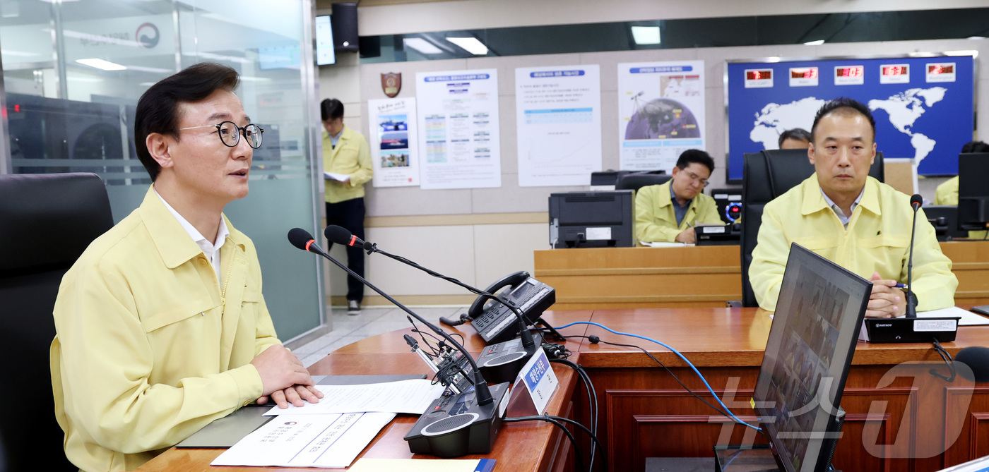 (세종=뉴스1) 김기남 기자 = 전재수 해양수산부 장관이 28일 오후 세종시 정부세종청사 해수부 종합상황실에서 열린 해양수산 재난안전 관계관 회의를 주재하며 발언하고 있다. 202 …