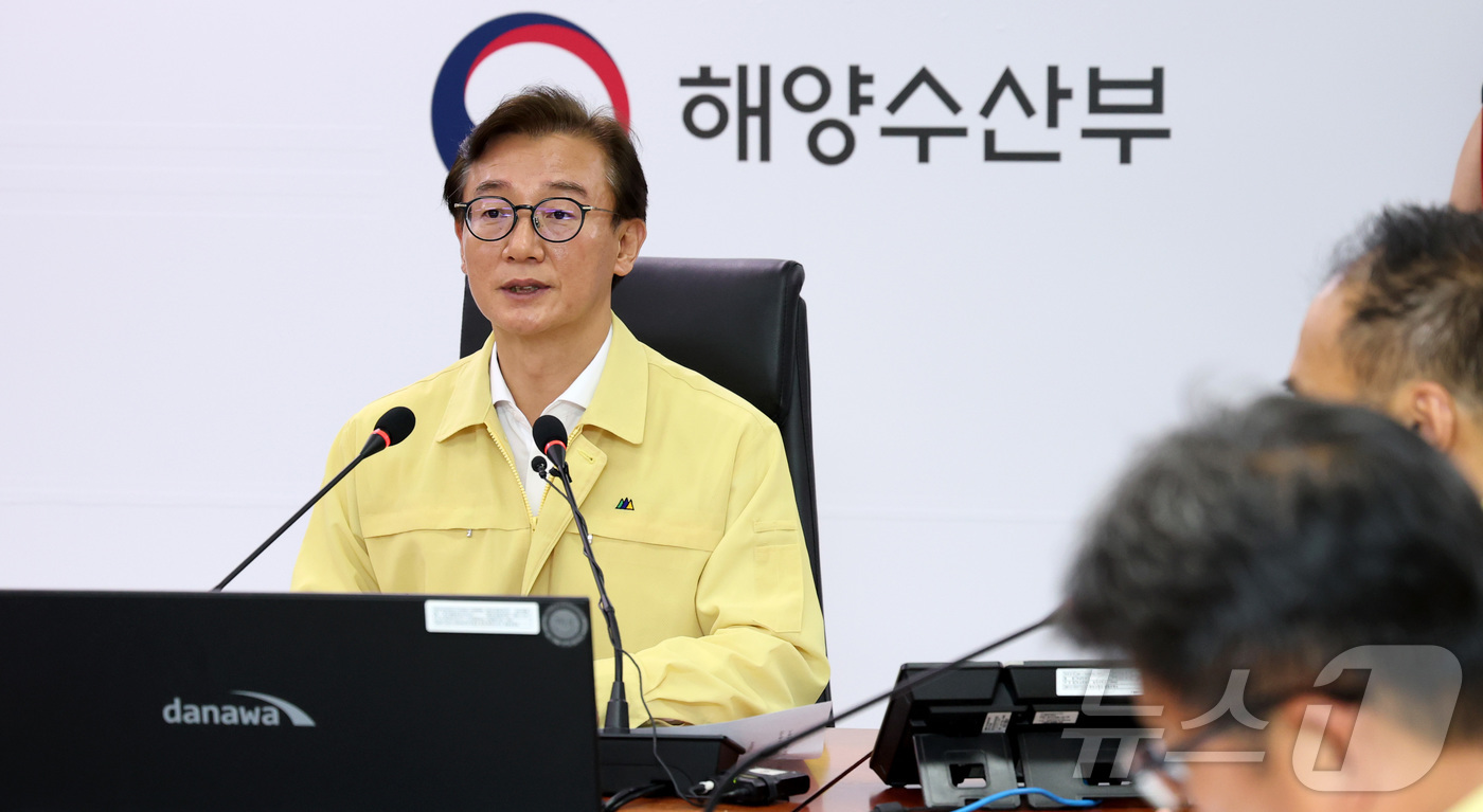 (세종=뉴스1) 김기남 기자 = 전재수 해양수산부 장관이 28일 오후 세종시 정부세종청사 해수부 종합상황실에서 열린 해양수산 재난안전 관계관 회의를 주재하며 발언하고 있다. 202 …