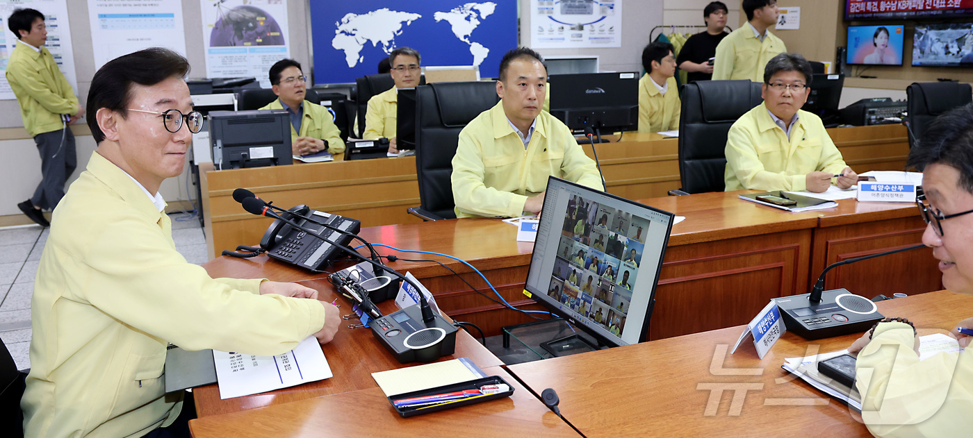 (세종=뉴스1) 김기남 기자 = 전재수 해양수산부 장관이 28일 오후 세종시 정부세종청사 해수부 종합상황실에서 열린 해양수산 재난안전 관계관 회의에 참석하고 있다. 2025.7.2 …