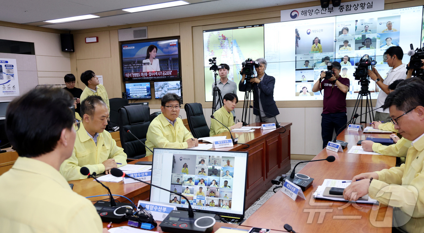 (세종=뉴스1) 김기남 기자 = 전재수 해양수산부 장관이 28일 오후 세종시 정부세종청사 해수부 종합상황실에서 열린 해양수산 재난안전 관계관 회의를 주재하며 발언하고 있다. 202 …