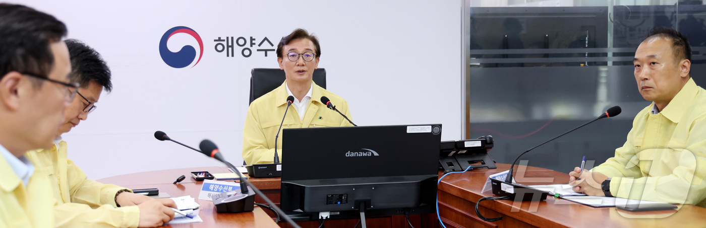 (세종=뉴스1) 김기남 기자 = 전재수 해양수산부 장관이 28일 오후 세종시 정부세종청사 해수부 종합상황실에서 열린 해양수산 재난안전 관계관 회의를 주재하며 발언하고 있다. 202 …