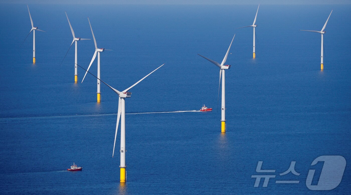 본문 이미지 - 영국의 해상 풍력 발전소. 기사 내용과 무관한 자료사진. 2018.09.05 ⓒ 로이터=뉴스1 ⓒ News1 이지예 객원기자