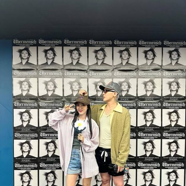 산다라박, 지드래곤과 장난기 가득 투샷…YG패밀리 우정 계속 [N샷]