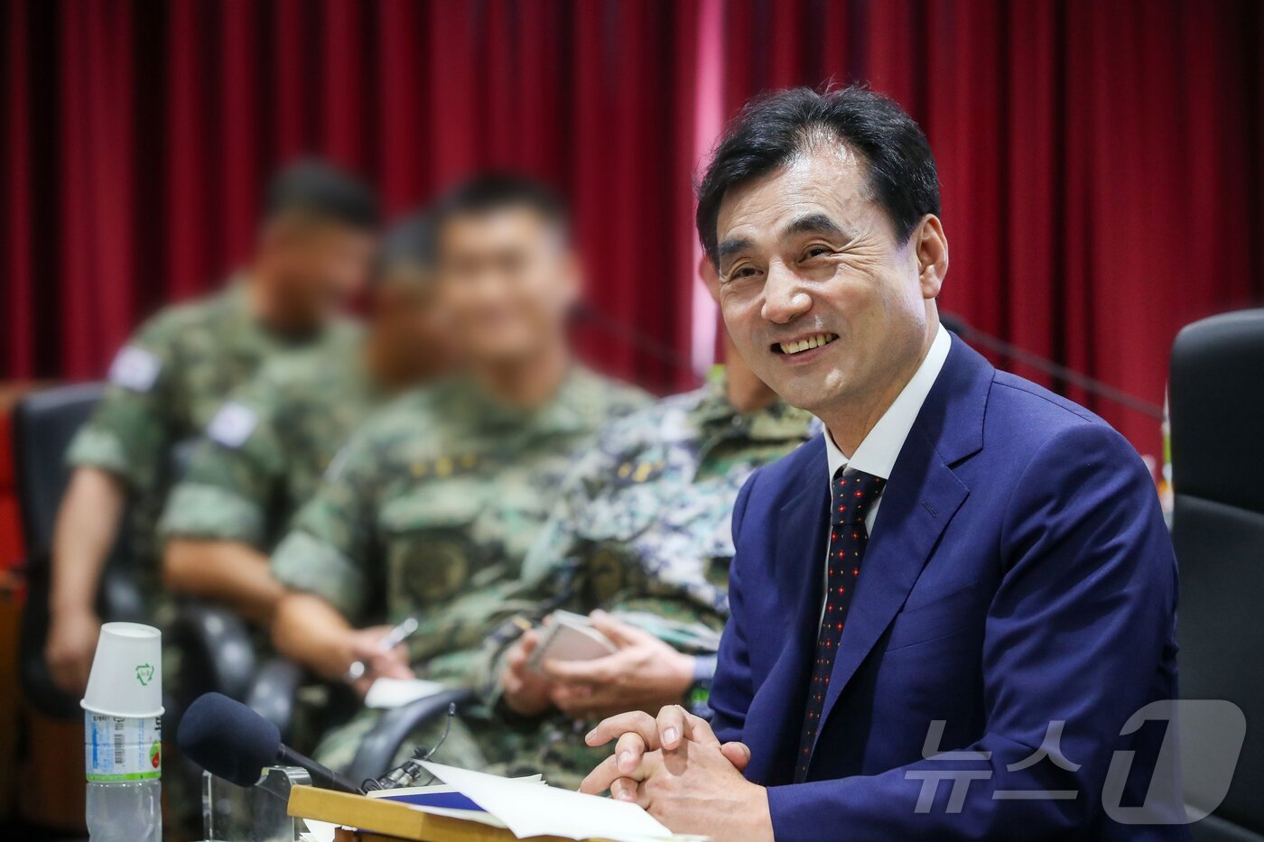 본문 이미지 - 안규백 국방부 장관이 28일 취임 후 첫 현장점검으로 특수전사령부 제3공수여단을 방문해 장병들과 대화하며 환하게 웃고 있다. (국방부 제공, 재판매 및 DB금지) 2025.7.28/뉴스1