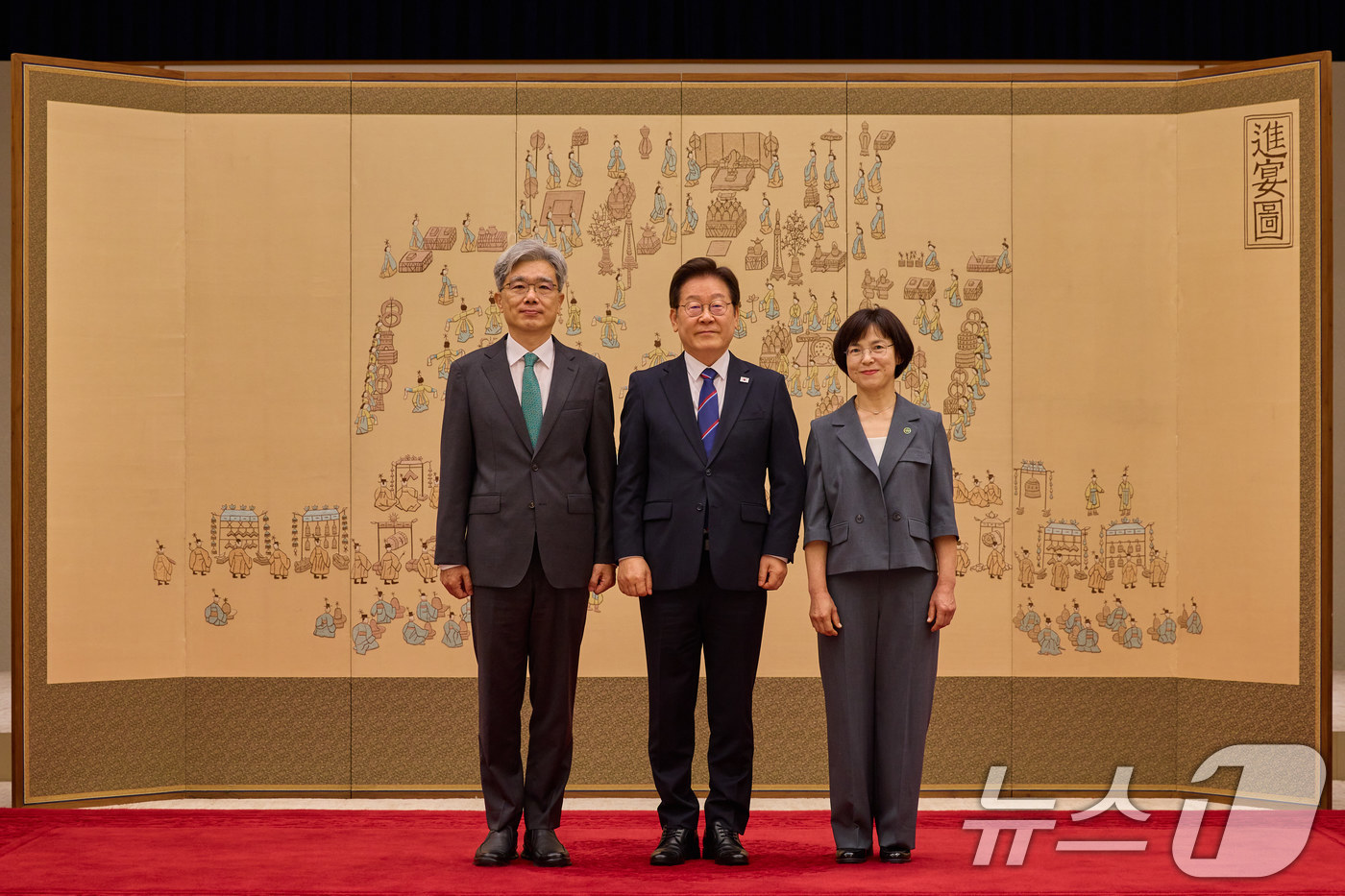 (서울=뉴스1) 이재명 기자 = 이재명 대통령이 28일 서울 용산 대통령실 청사에서 열린 헌법재판소장 및 헌법재판관 임명장 수여식에서 김상환 헌법재판소장에게 임명장을 수여한 후 기 …