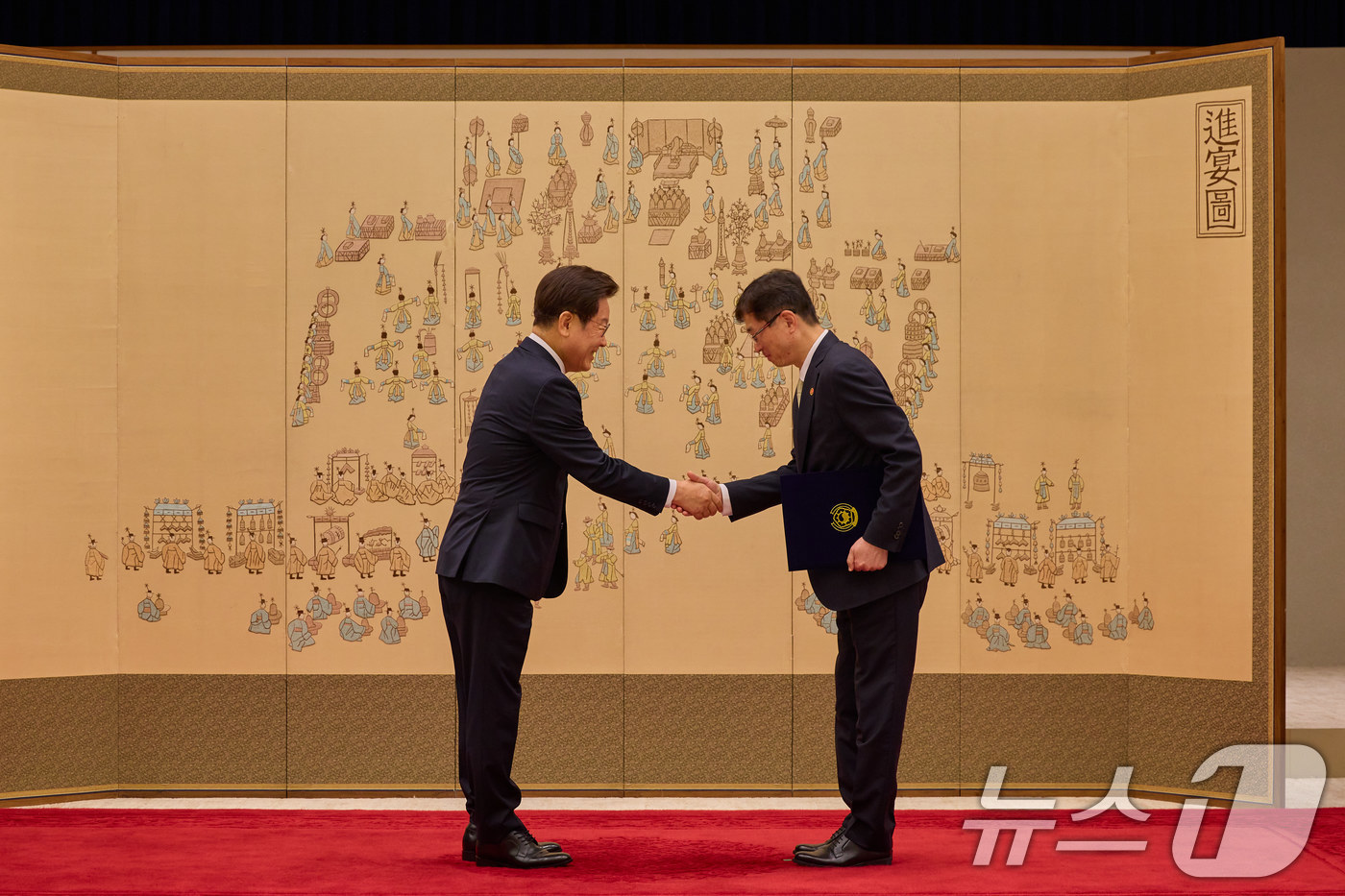 (서울=뉴스1) 이재명 기자 = 이재명 대통령이 28일 서울 용산 대통령실 청사에서 열린 헌법재판소장 및 헌법재판관 임명장 수여식에서 오영준 헌법재판관에게 임명장을 수여하고 있다. …