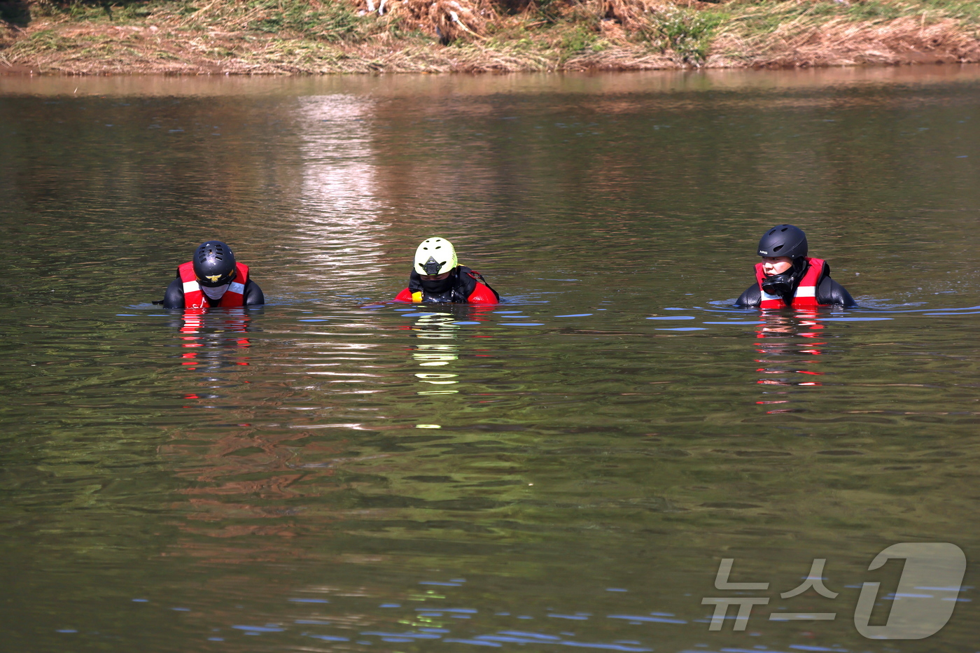 (가평=뉴스1) 양희문 기자 = 28일 경기 가평군 상면 대보리 일대에서 소방 당국이 수해 실종자를 찾기 위해 수중 수색을 하고 있다.(경기도북부소방재난본부 제공, 재판매 및 DB …