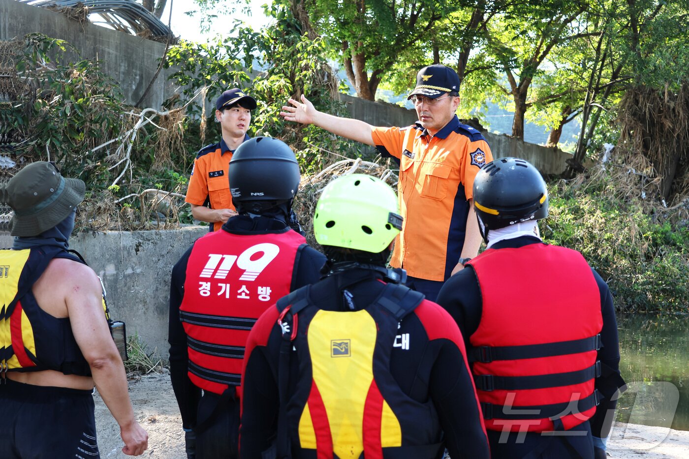 본문 이미지 - 강대훈 경기도북부소방재난본부장이 28일 가평군 실종자 수색 현장을 찾아 직원들을 격려하고 있다.(경기북부소방재난본부 제공, 재판매 및 DB 금지) 2025.7.28/뉴스1