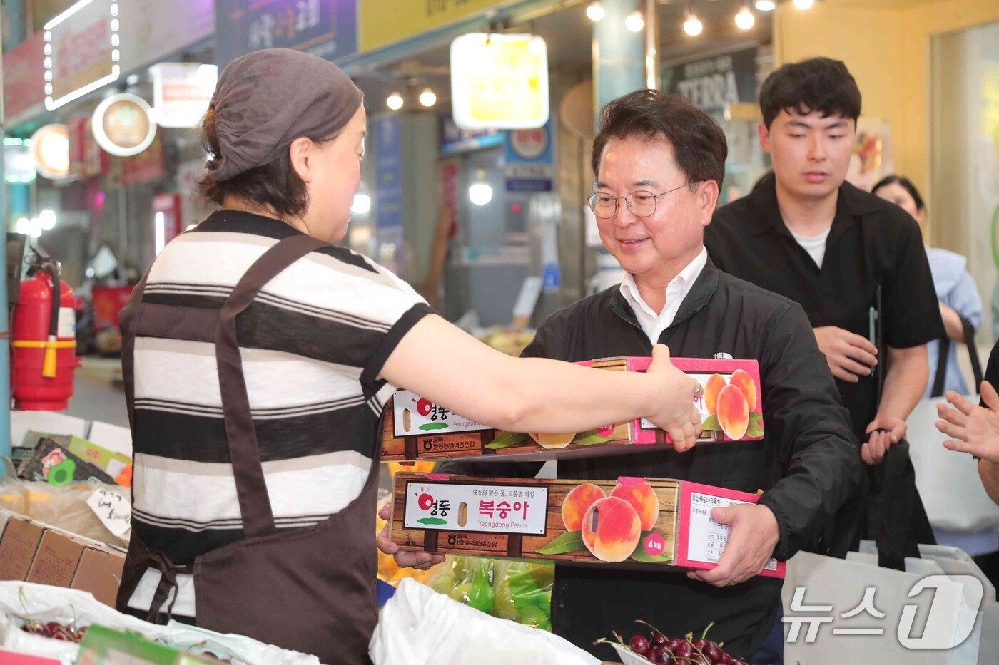 본문 이미지 - 육동한 춘천시장이 28일 민생회복 소비쿠폰을 활용해 전통시장에서 과일 등 기부물품을 구입한 뒤 애민보육원에 전달했다.(춘천시 제공. 재판매 및 DB금지)/뉴스1