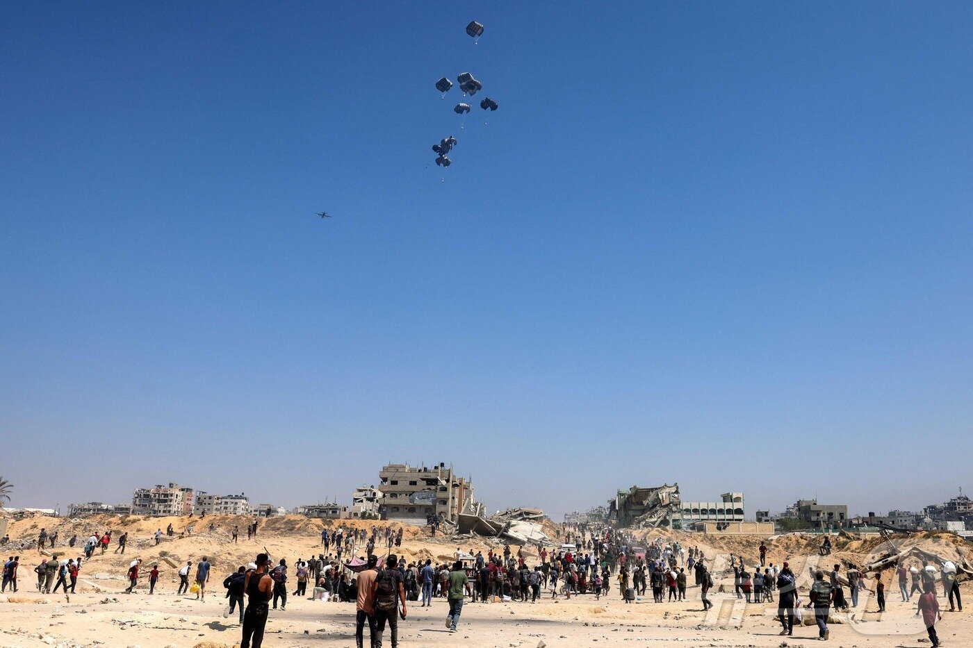 본문 이미지 - 구호품 공중 투하를 기다리는 가자지구 주민들. 2025.07.27. ⓒ AFP=뉴스1 ⓒ News1 이지예 객원기자