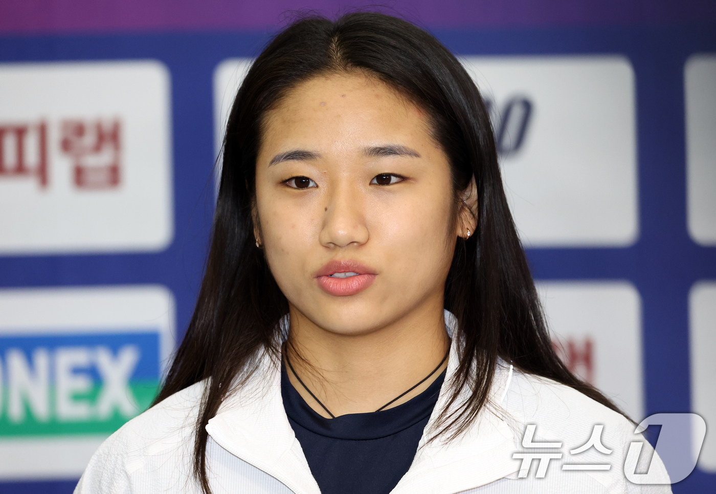 (인천공항=뉴스1) 김명섭 기자 = 배드민턴 국가대표 안세영이 28일 오후 인천국제공항 제1여객터미널을 통해 귀국해 취재진 질문에 답변하고 있다.안세영은 지난 26일 중국 창저우 …