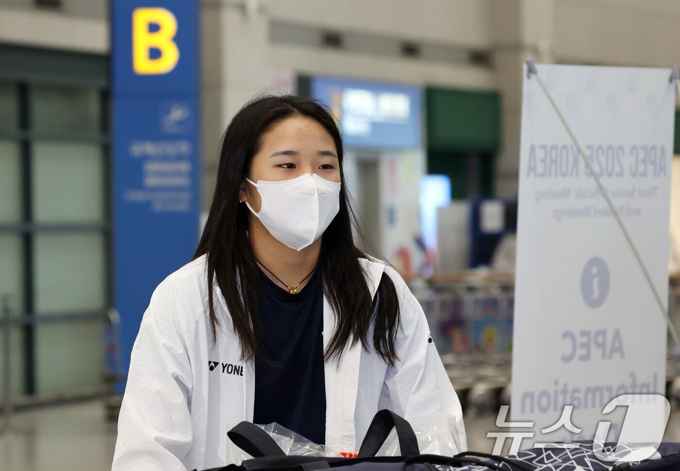 본문 이미지 - 배드민턴 국가대표 안세영이 28일 오후 인천국제공항 제1여객터미널을 통해 귀국하고 있다.  2025.7.28/뉴스1 ⓒ News1 김명섭 기자