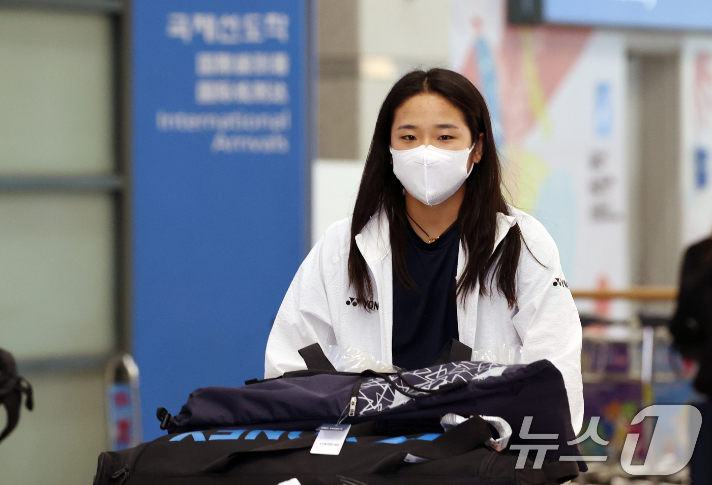 (인천공항=뉴스1) 김명섭 기자 = 배드민턴 국가대표 안세영이 28일 오후 인천국제공항 제1여객터미널을 통해 귀국하고 있다.안세영은 지난 26일 중국 창저우 올림픽스포츠센터에서 열 …