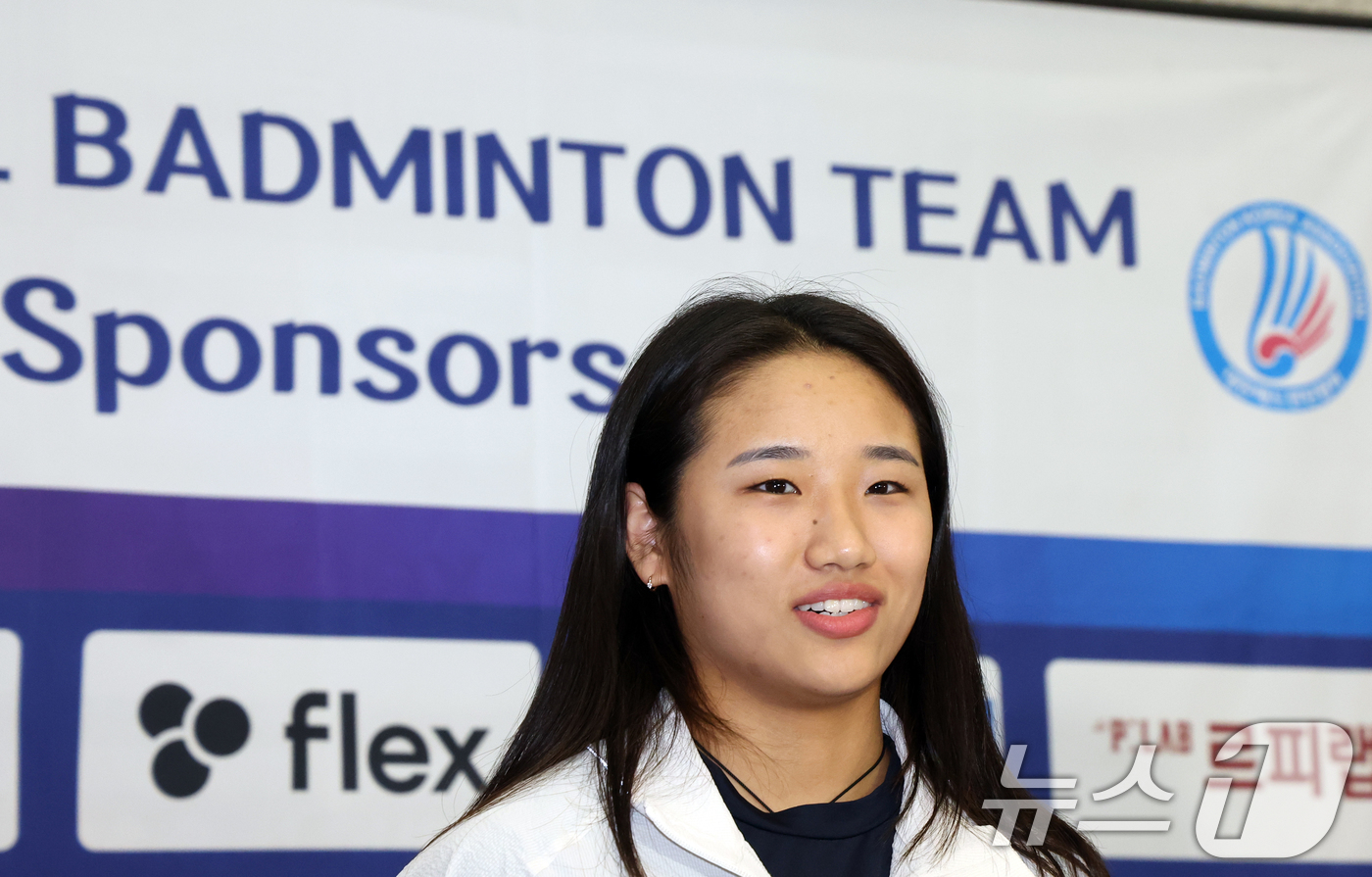 (인천공항=뉴스1) 김명섭 기자 = 배드민턴 국가대표 안세영이 28일 오후 인천국제공항 제1여객터미널을 통해 귀국해 취재진 질문에 답변하고 있다.안세영은 지난 26일 중국 창저우 …