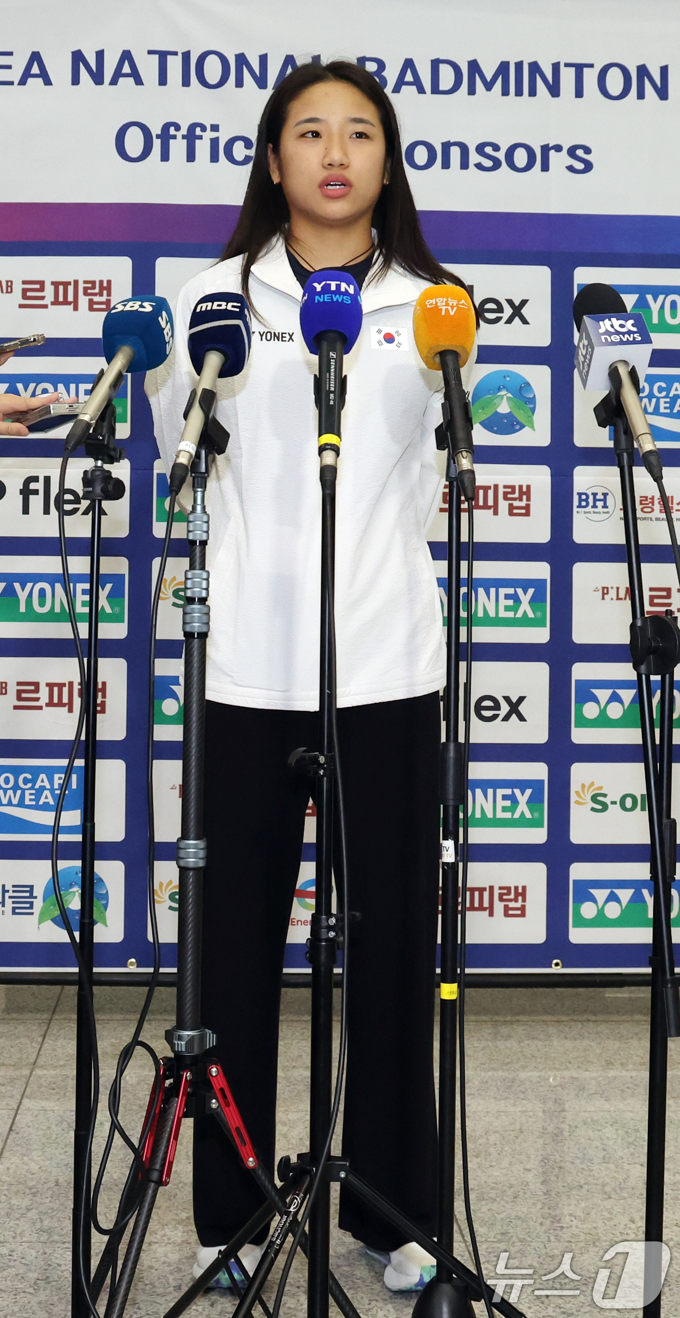 (인천공항=뉴스1) 김명섭 기자 = 배드민턴 국가대표 안세영이 28일 오후 인천국제공항 제1여객터미널을 통해 귀국해 취재진 질문에 답변하고 있다.안세영은 지난 26일 중국 창저우 …