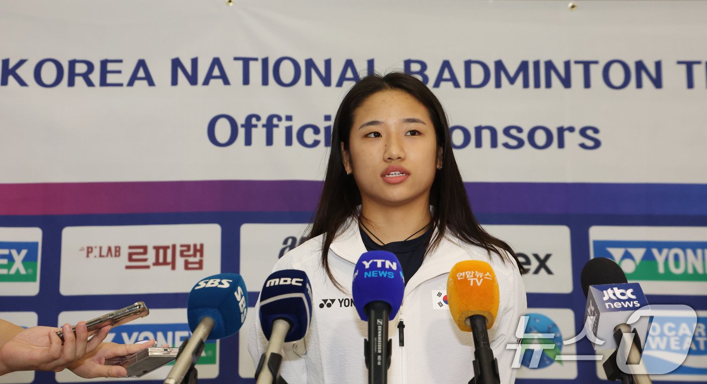 (인천공항=뉴스1) 김명섭 기자 = 배드민턴 국가대표 안세영이 28일 오후 인천국제공항 제1여객터미널을 통해 귀국해 취재진 질문에 답변하고 있다.안세영은 지난 26일 중국 창저우 …