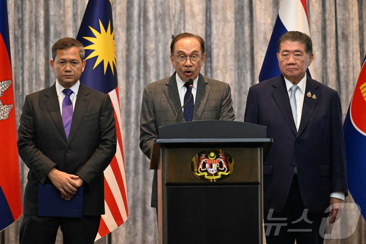 본문 이미지 - 지난 7월 28일&#40;현지시간&#41; 말레이시아 푸트라자야에서 &#40;왼쪽부터&#41; 훈 마네트 캄보디아 총리, 안와르 이브라힘 말레이시아 총리, 품탐 웨차야차이 태국 총리가 태국과 캄보디아의 휴전 합의를 발표하고 있다. 2025.07.28 ⓒ 로이터=뉴스1 ⓒ News1 김지완 기자