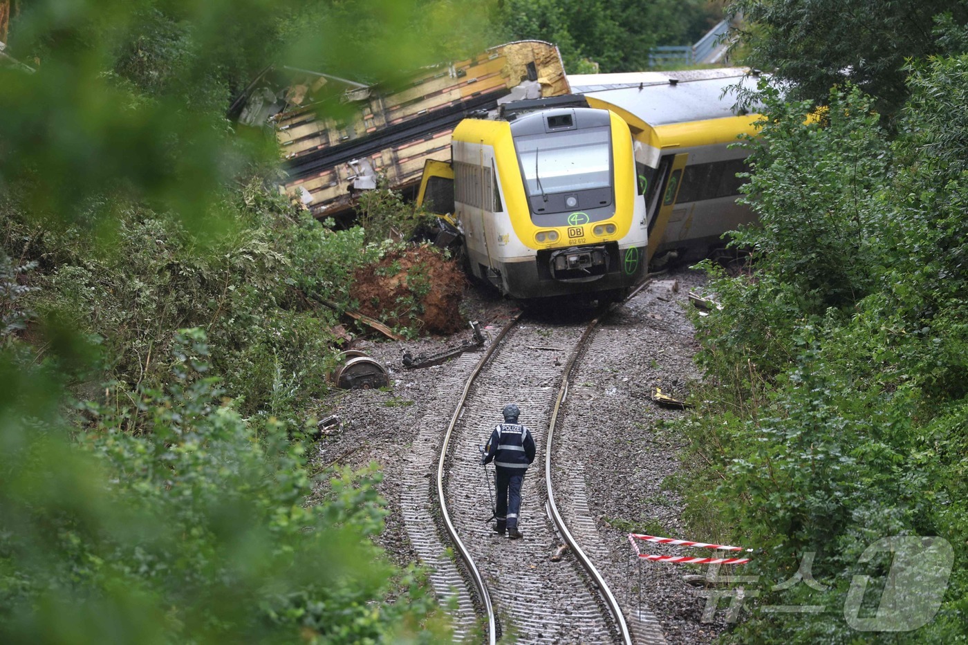 (리들링겐 AFP=뉴스1) 김지완 기자 = 28일(현지시간) 독일 남서부 바덴뷔르템베르크주 리들링겐 근처의 숲에서 발생한 열차 탈선 사고 현장. 현지 경찰은 전날(27일) 발생한 …