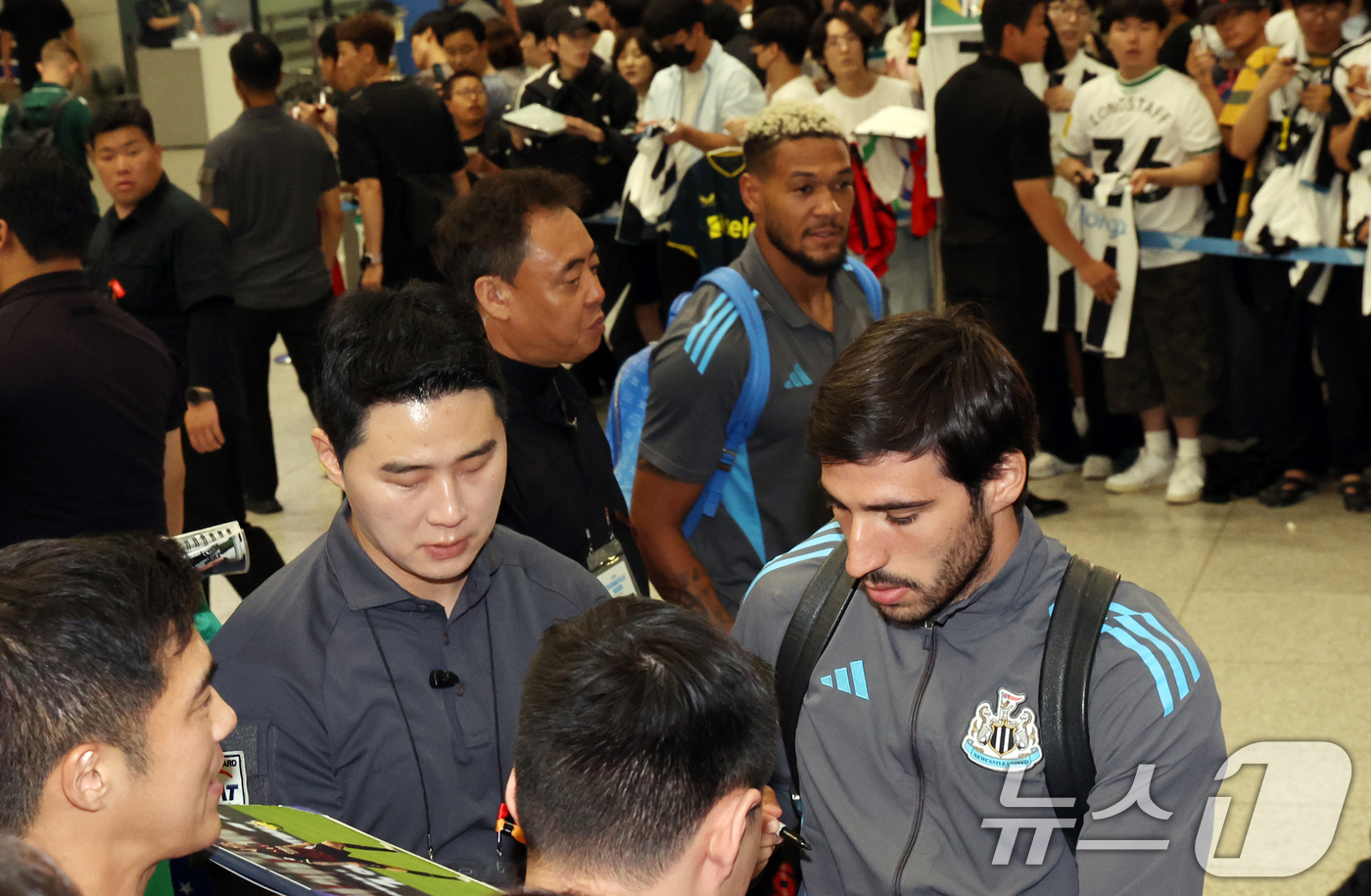 (인천공항=뉴스1) 김명섭 기자 = 뉴캐슬 유나이티드 FC 선수단이 28일 인천공항을 통해 입국하고 있다. 뉴캐슬과 팀K리그는 30일 오후 8시 수원월드컵경기장에서 친선경기를 치른 …