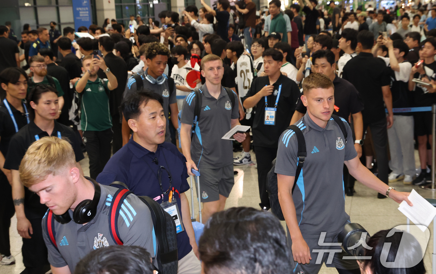 (인천공항=뉴스1) 김명섭 기자 = 뉴캐슬 유나이티드 FC 선수단이 28일 인천공항을 통해 입국하고 있다. 뉴캐슬과 팀K리그는 30일 오후 8시 수원월드컵경기장에서 친선경기를 치른 …