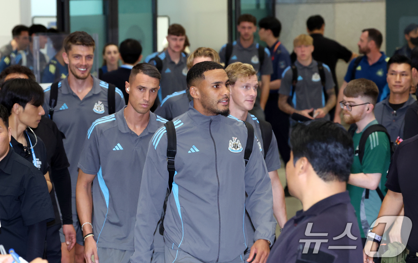 (인천공항=뉴스1) 김명섭 기자 = 뉴캐슬 유나이티드 FC 선수단이 28일 인천공항을 통해 입국하고 있다. 뉴캐슬과 팀K리그는 30일 오후 8시 수원월드컵경기장에서 친선경기를 치른 …