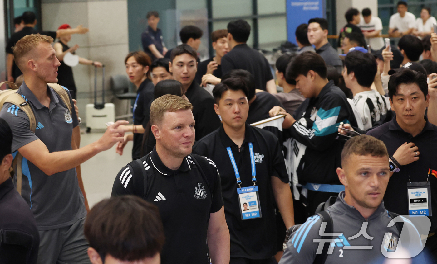 (인천공항=뉴스1) 김명섭 기자 = 뉴캐슬 유나이티드 FC 에디 하우 감독과 선수단이 28일 인천공항을 통해 입국하고 있다. 뉴캐슬과 팀K리그는 30일 오후 8시 수원월드컵경기장에 …