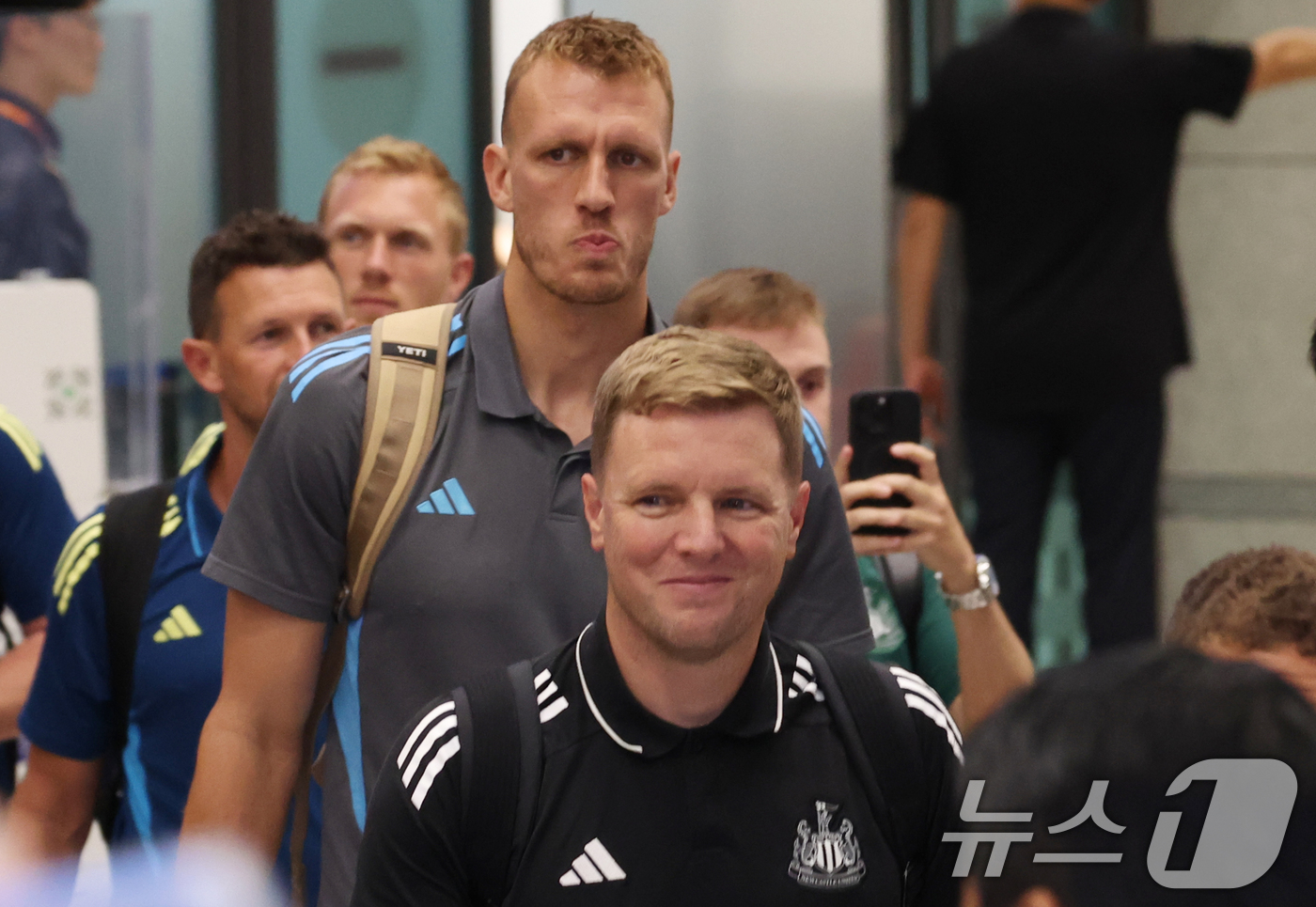 (인천공항=뉴스1) 김명섭 기자 = 뉴캐슬 유나이티드 FC 에디 하우 감독과 선수단이 28일 인천공항을 통해 입국하고 있다. 뉴캐슬과 팀K리그는 30일 오후 8시 수원월드컵경기장에 …