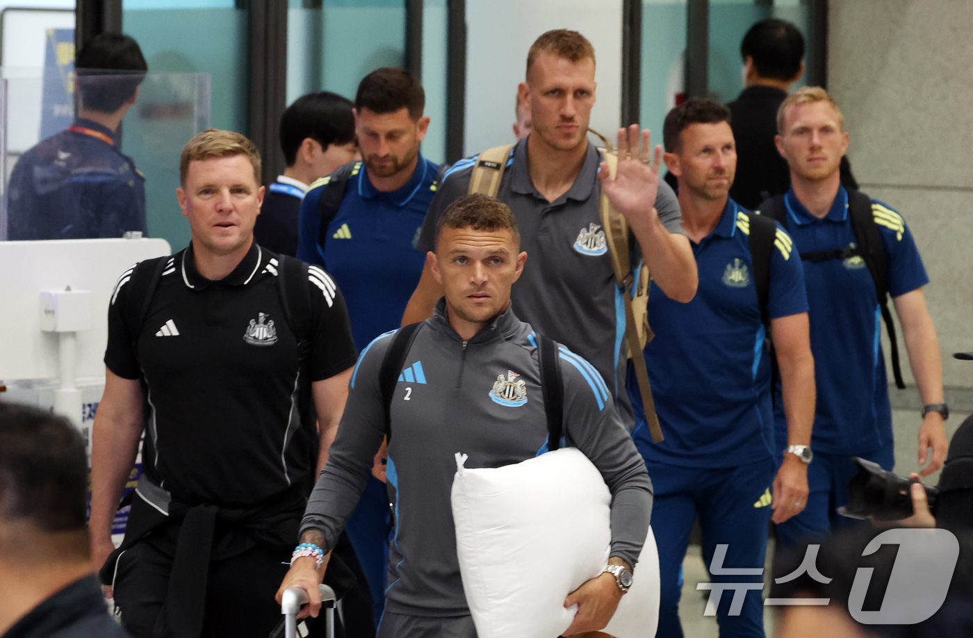 (인천공항=뉴스1) 김명섭 기자 = 뉴캐슬 유나이티드 FC 에디 하우 감독과 선수단이 28일 인천공항을 통해 입국하고 있다. 뉴캐슬과 팀K리그는 30일 오후 8시 수원월드컵경기장에 …