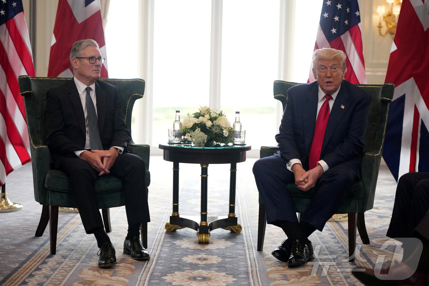본문 이미지 - 28일(현지시간) 도널드 트럼프 미국 대통령이 스코틀랜드 턴베리의 트럼프 턴베리 골프클럽에서 키어 스타머 영국 총리와 회담을 갖고 있다. 2025.07.28 ⓒ 로이터=뉴스1 ⓒ News1 김지완 기자