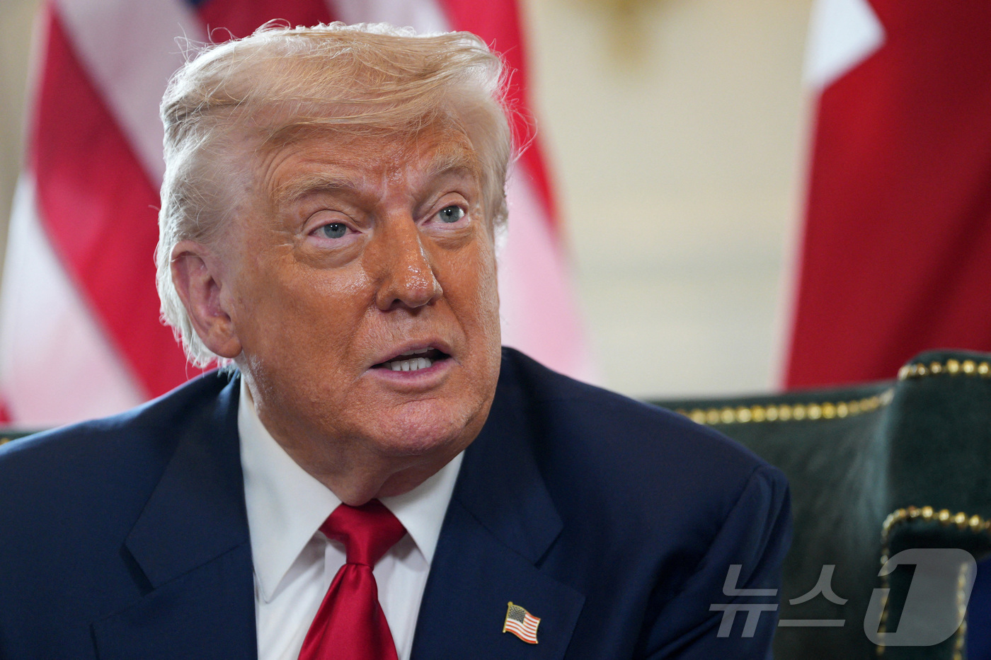 (턴베리 로이터=뉴스1) 류정민 특파원 = 도널드 트럼프 미국 대통령이 28일(현지시간) 영국 스코틀랜드 턴베리에 있는 트럼프 턴베리 골프 클럽에서 키어 스타머 영국 총리와 만나 …