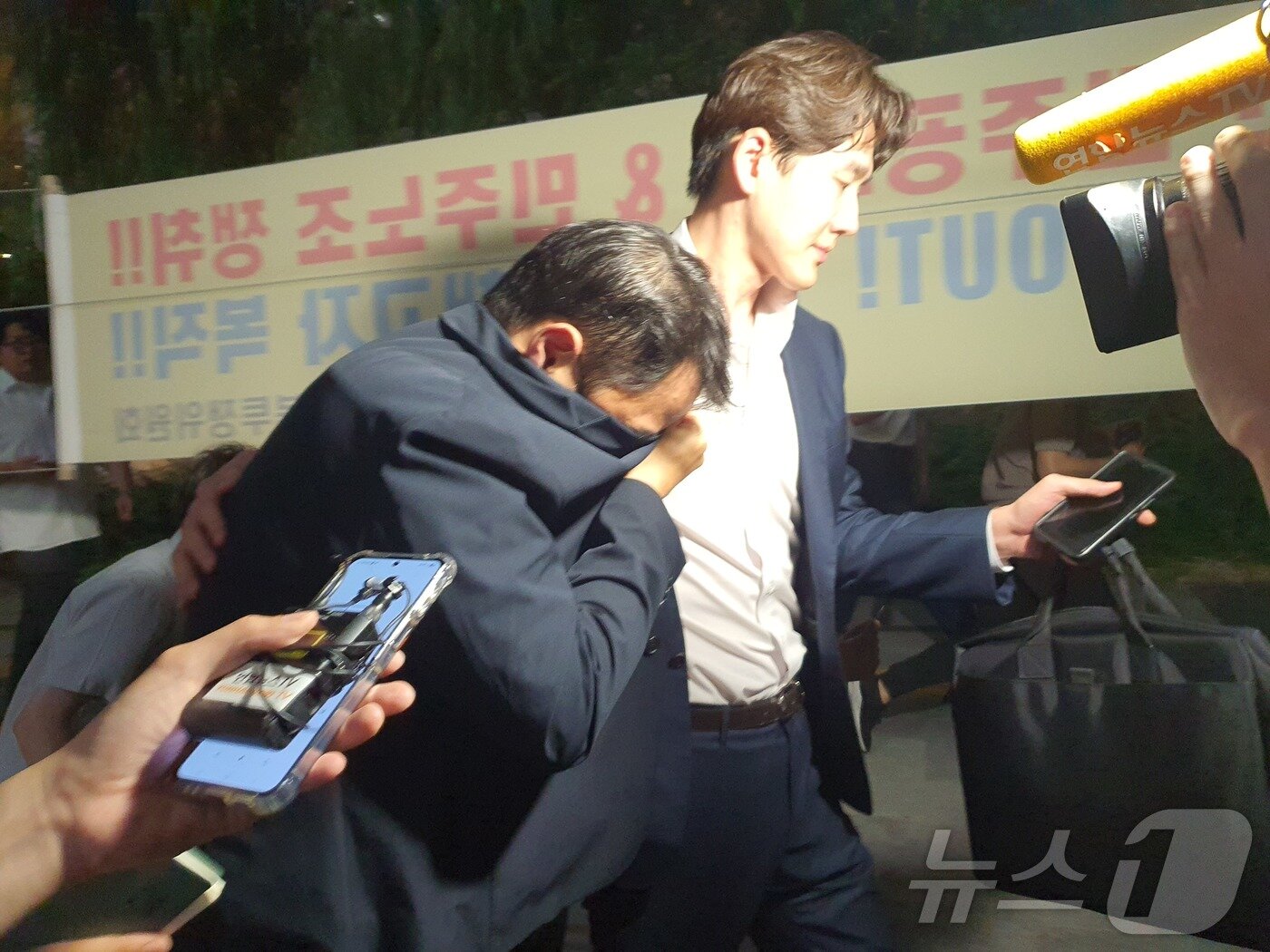 본문 이미지 - 김건희 여사의 오빠 김진우 씨가 지난 7월 28일 오후 김건희 특검팀&#40;특별검사 민중기&#41; 조사를 마치고 옷깃으로 얼굴을 가린 채 변호인 부축을 받으며 취재진을 피해 걸어가고 있다. 2025.7.29/뉴스1 ⓒ News1 정윤미 기자