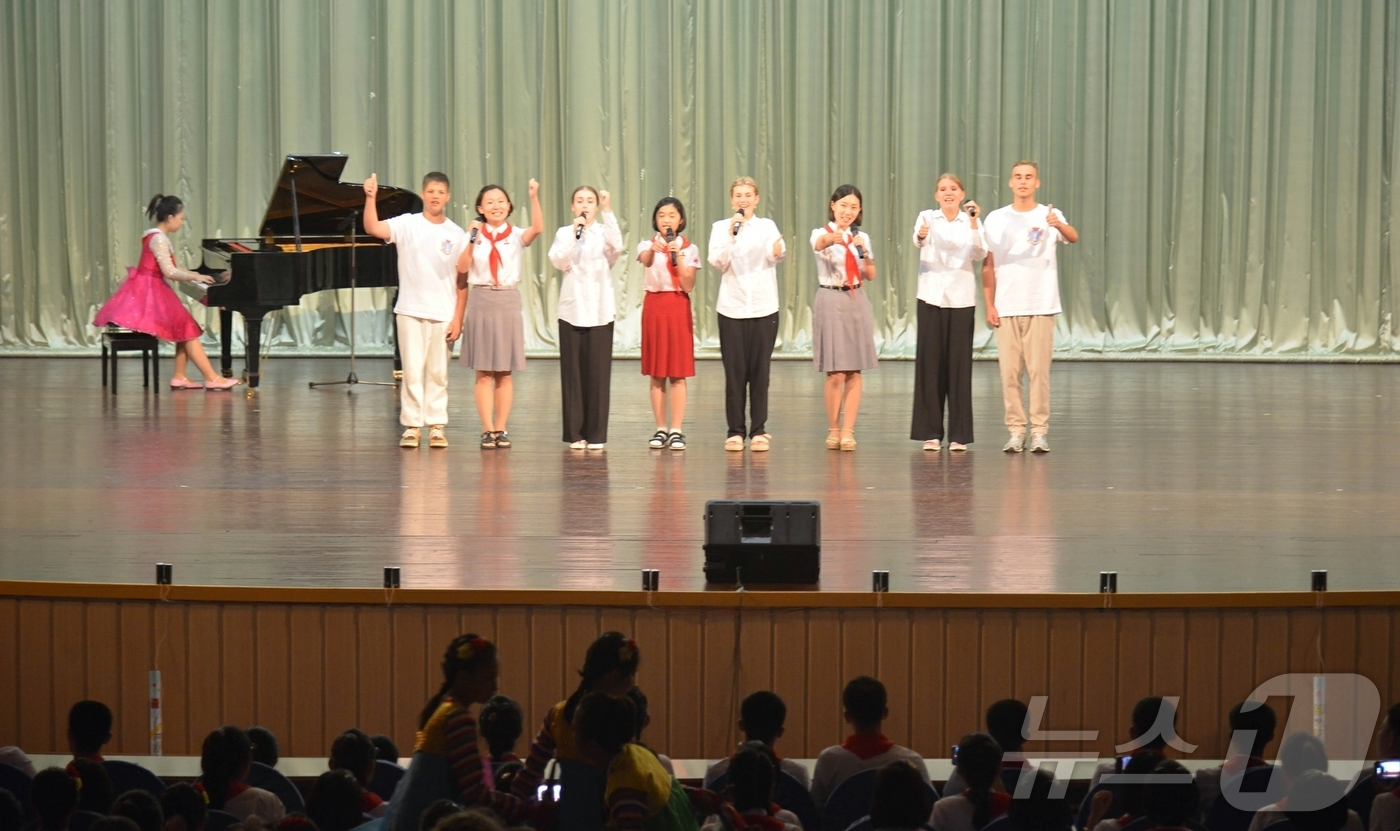 (평양 노동신문=뉴스1) = 북한 노동당 기관지 노동신문은 29일 "조로(북러) 소년친선 야영생들의 '친선의 밤' 모임이 28일 송도원국제소년단야영소에서 진행되었다"라고 보도했다. …