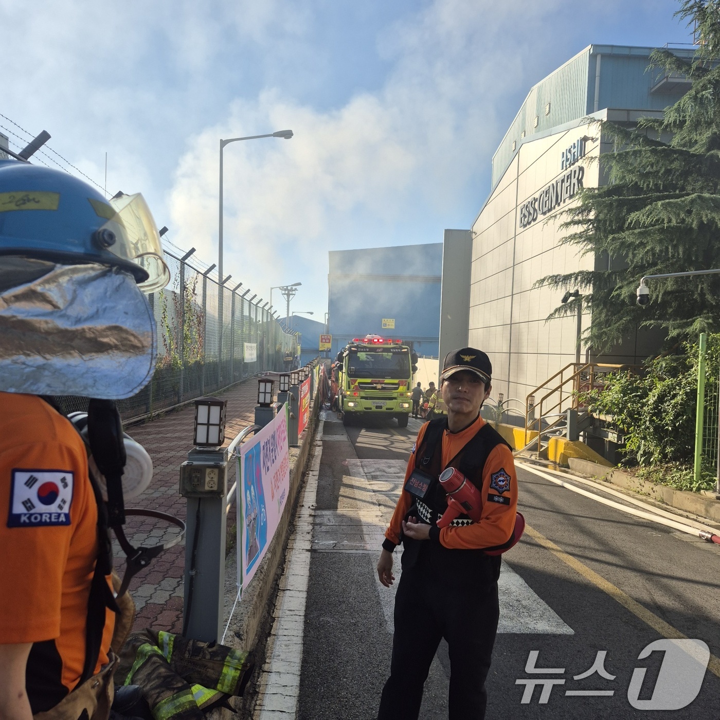 (광주=뉴스1) 이수민 기자 = 29일 오전 전남 영암군 삼호읍 삼포리의 HD현대삼호 조선소내 지하공동구역에서 화재가 발생해 소방당국이 진화 작업을 하고 있다. 이 조선소에서는 전 …