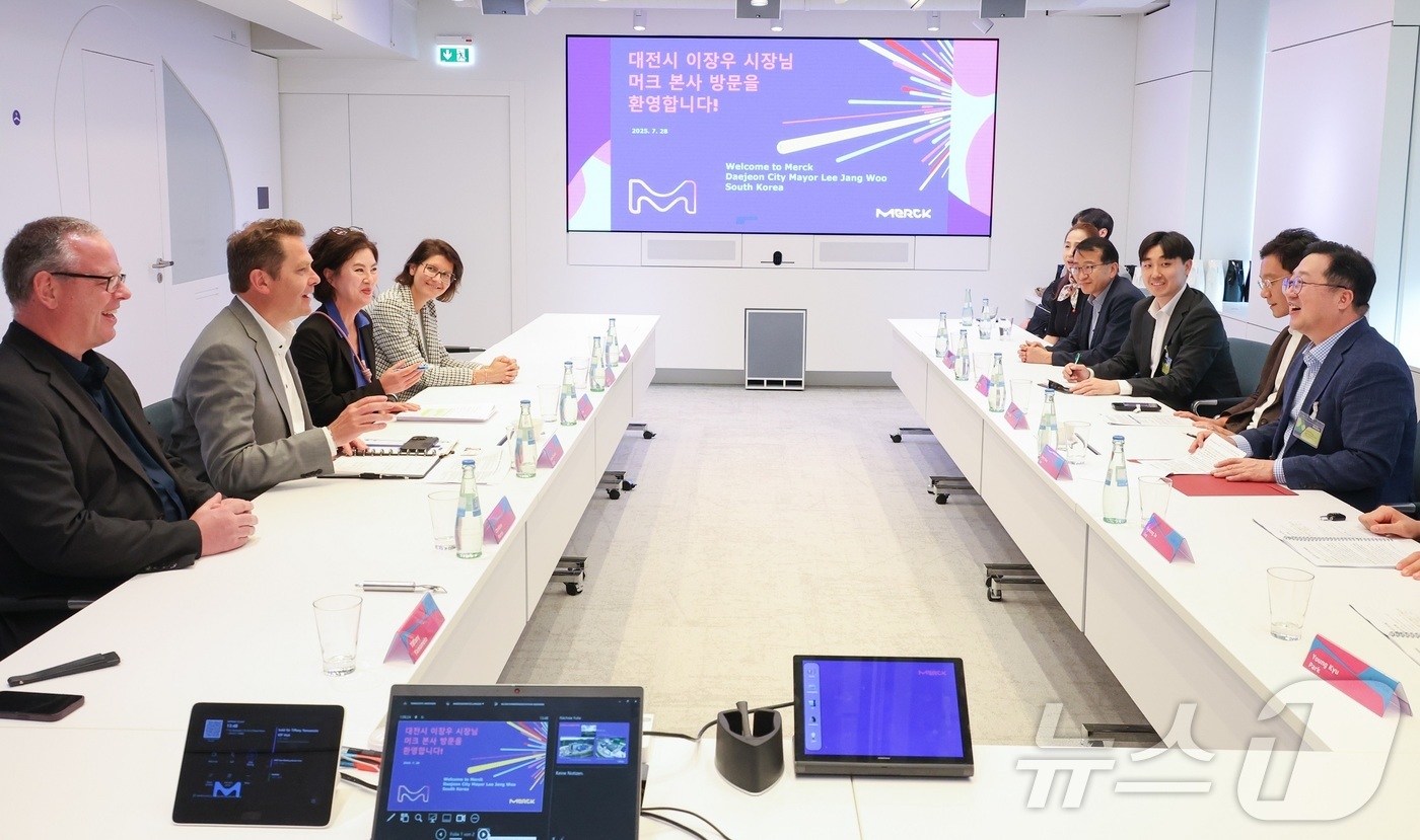 (대전=뉴스1) 이동원 기자 = 이장우 대전시장이 28일(현지시각) 독일 다름슈타트에 위치한 글로벌 제약기업 머크 본사를 찾아 쟝–샤를 위르트 신임 라이프 사이언스 CEO와 만나 …